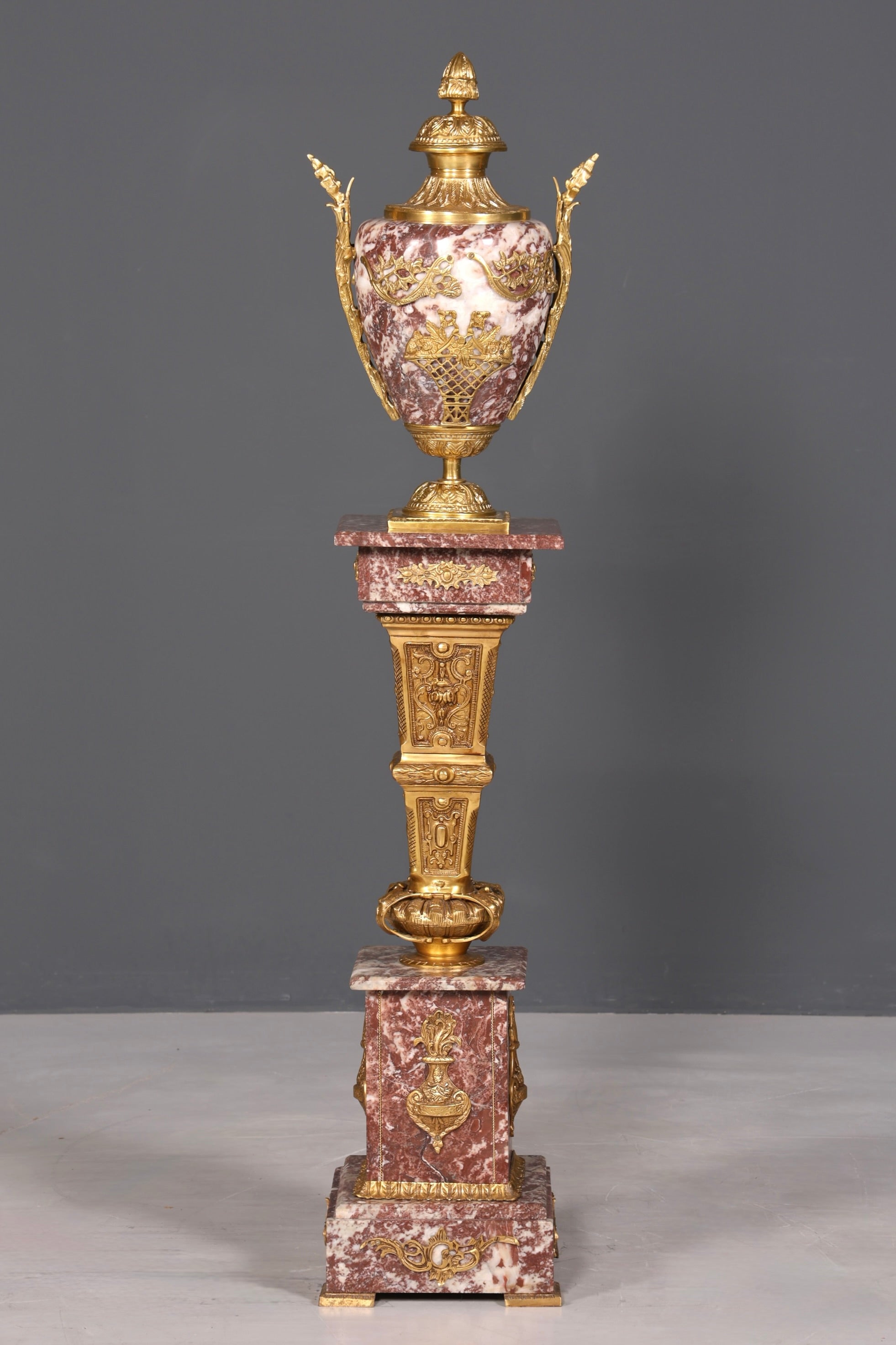 Wunderschöne Barock Stil Säule mit Vase Louis XV Marmor Blumensäule Naturstein Sockel Ablage