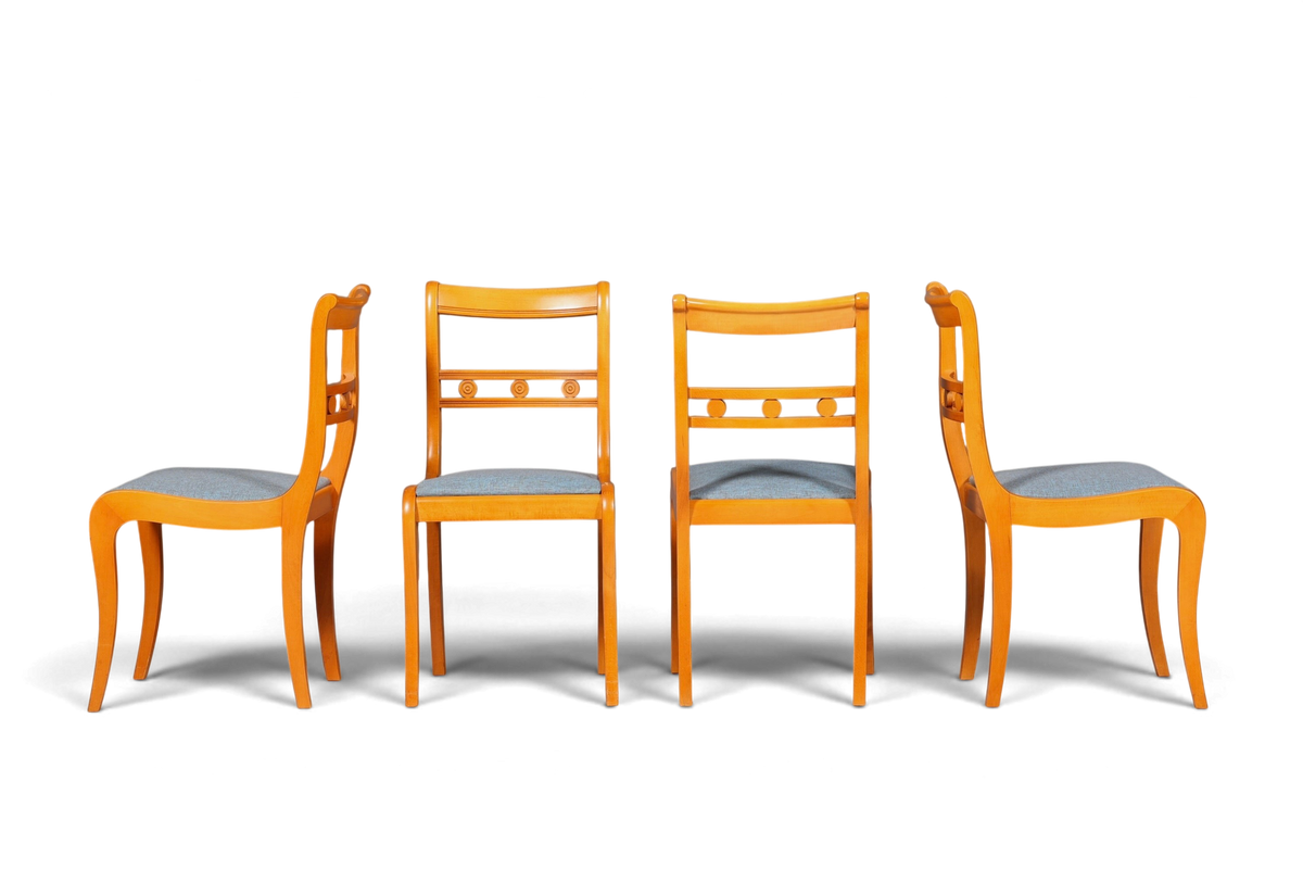 Hauptstadt Möblerei 4er-Set englische Esszimmerstühle aus hellem Holz mit blauem Stoffbezug in klassischem Design