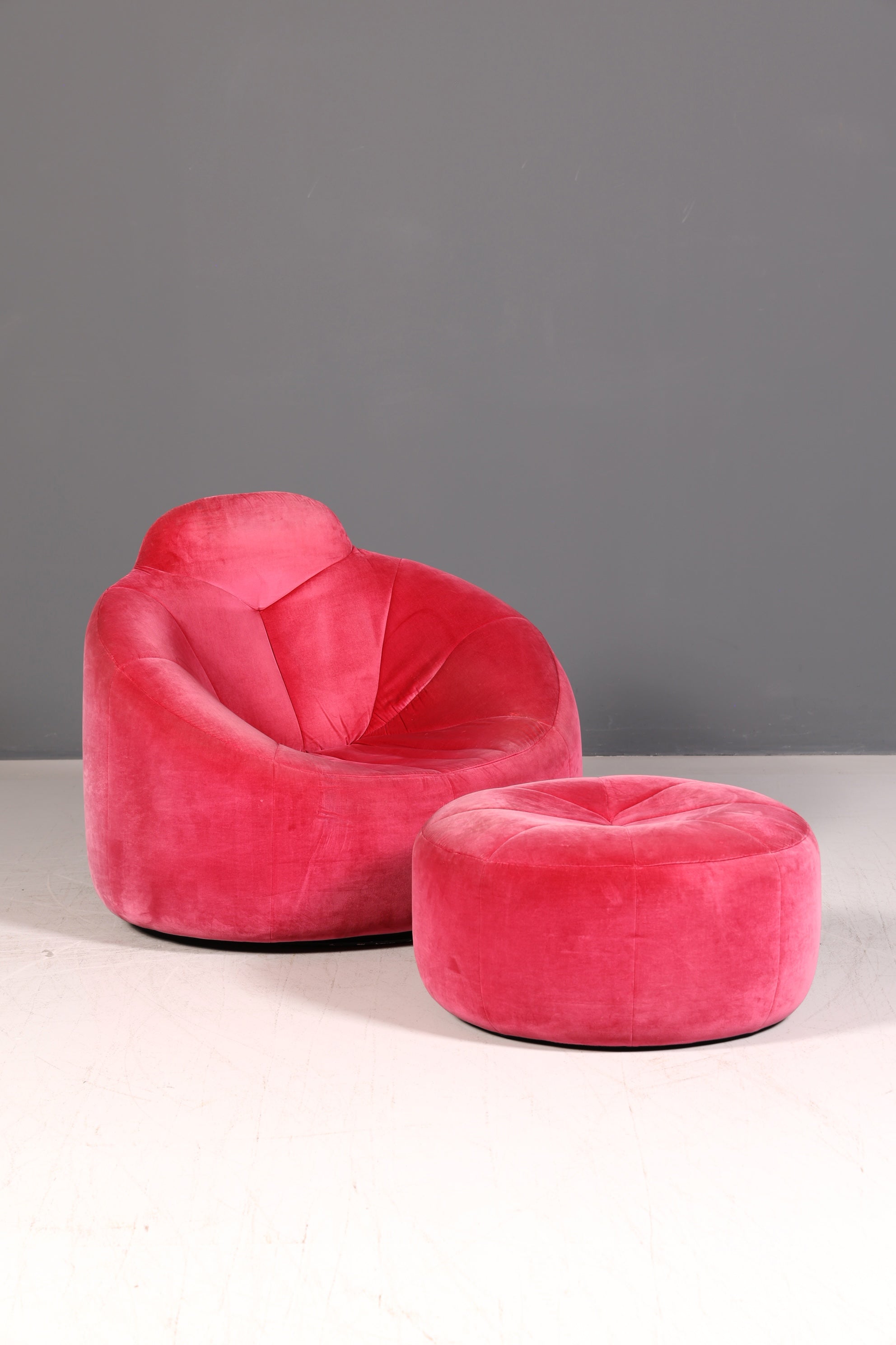Edler Ligne Roset Pumpkin Sessel mit Hocker Pink Samt Designer Loungesessel Pierre Paulin Pouf Vintage