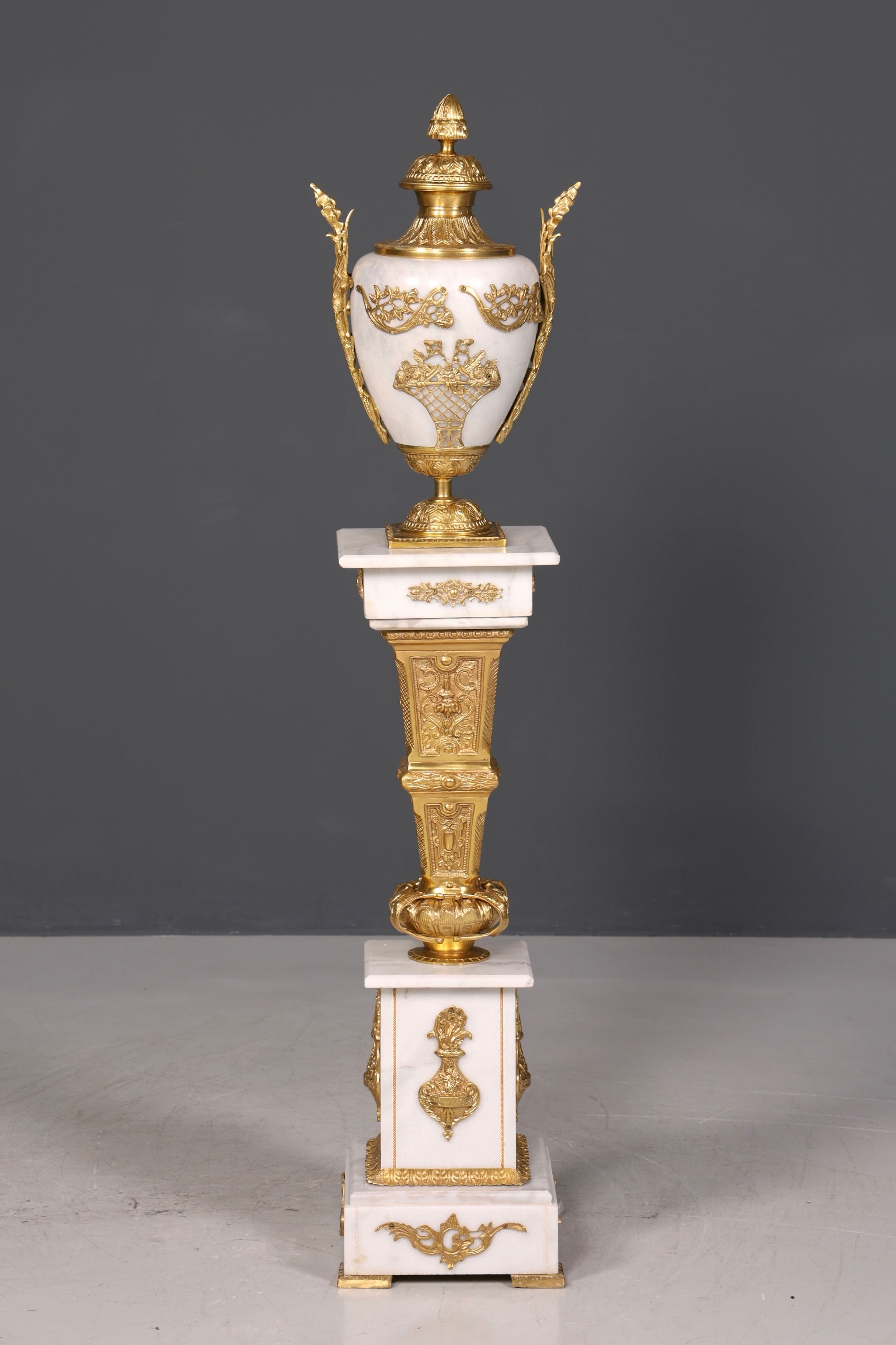 Wunderschöne Barock Stil Säule mit Vase Louis XV Marmor Blumensäule weißer Naturstein Sockel Ablage