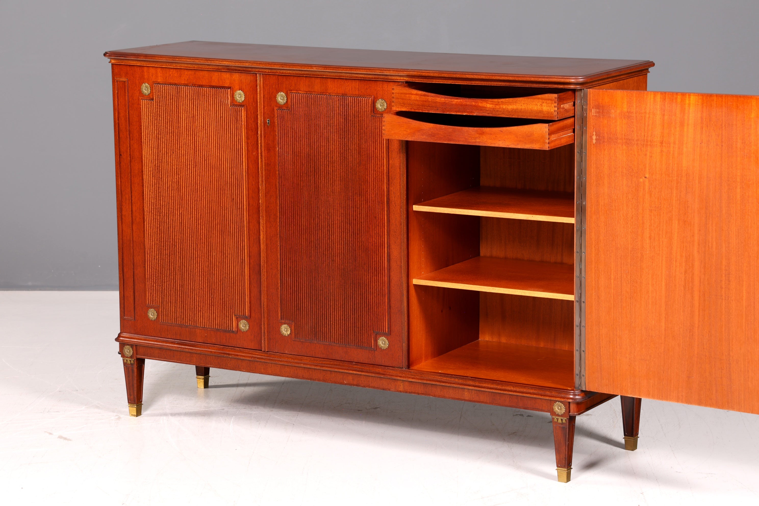 Wunderschöner Schrank im Gustavianischen Stil 60er Jahre Wäscheschrank Vertiko Mid Century Aktenschrank Kommode