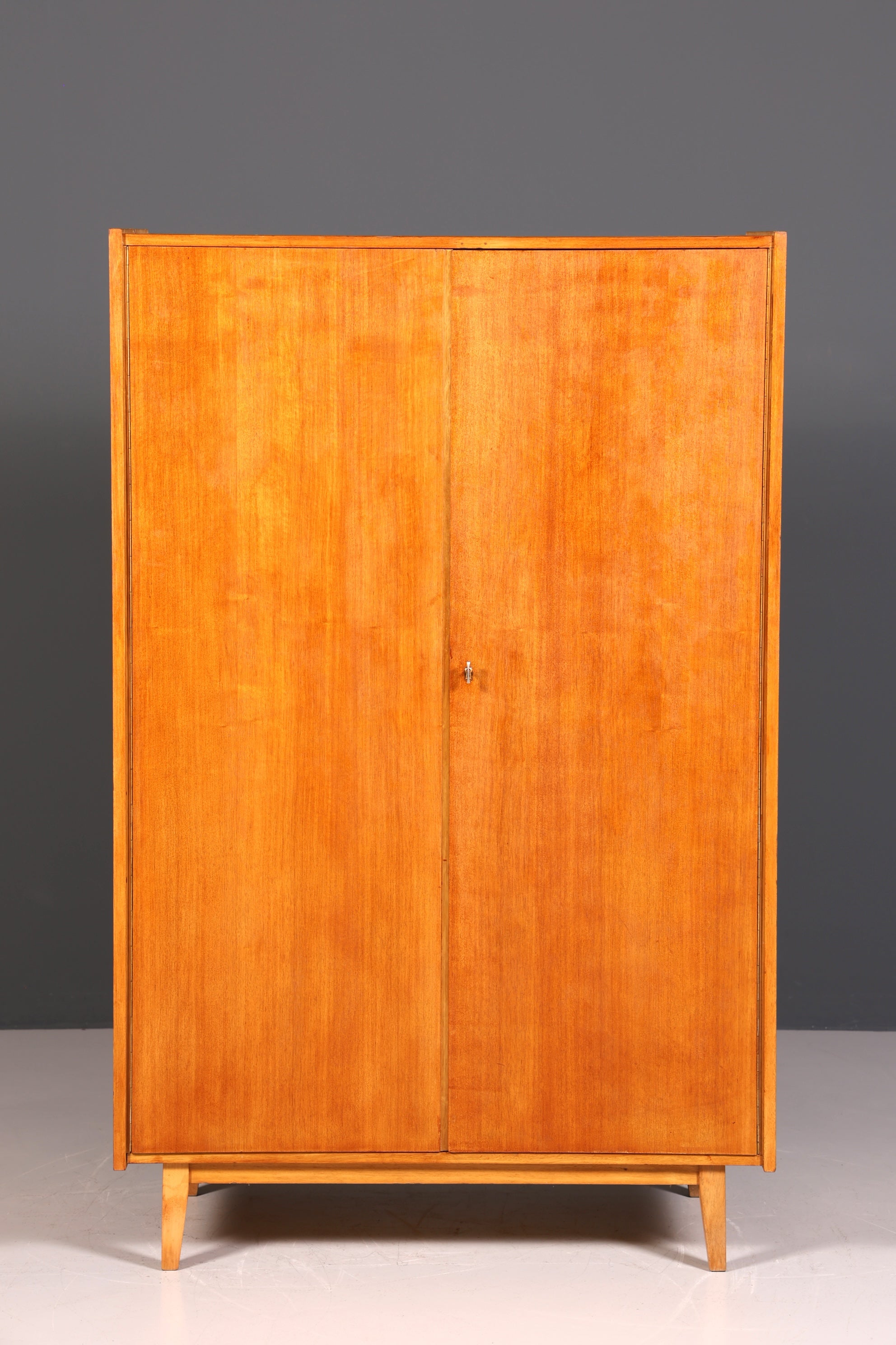 Armoire de style mid-century, meuble vintage, armoire à linge rétro, placard d&