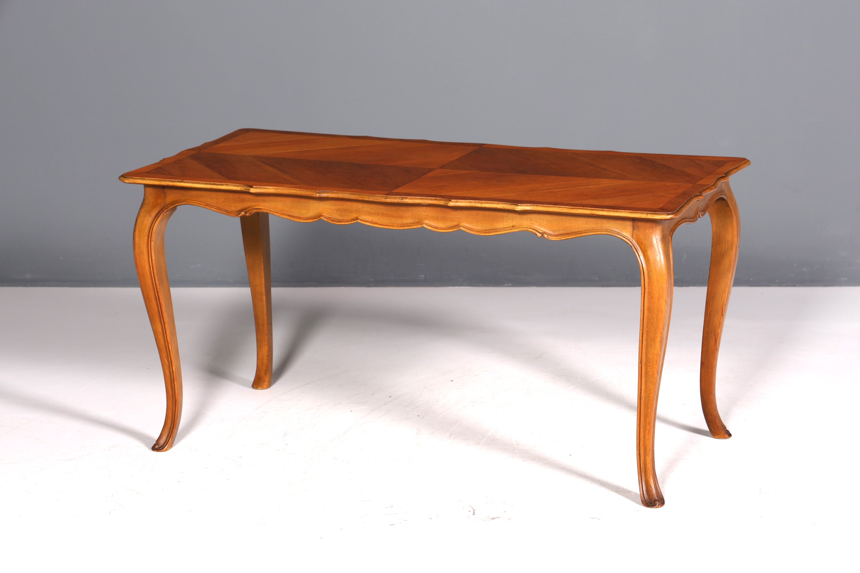 Magnifique table basse Chippendale, en bois véritable, style baroque.