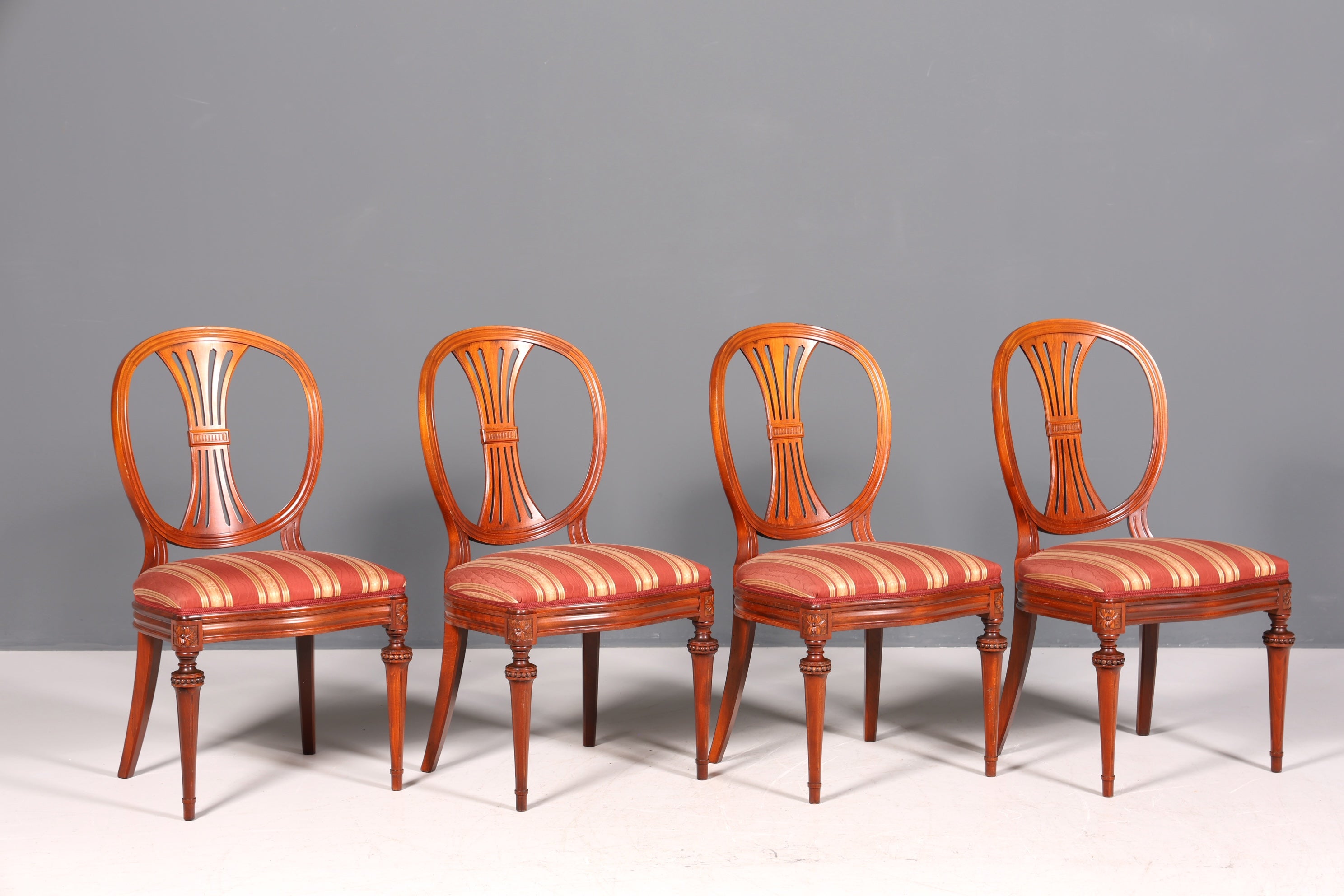 Ensemble de 4 chaises de salle à manger anglaises élégantes, chaises de cuisine antiques des années 1960.