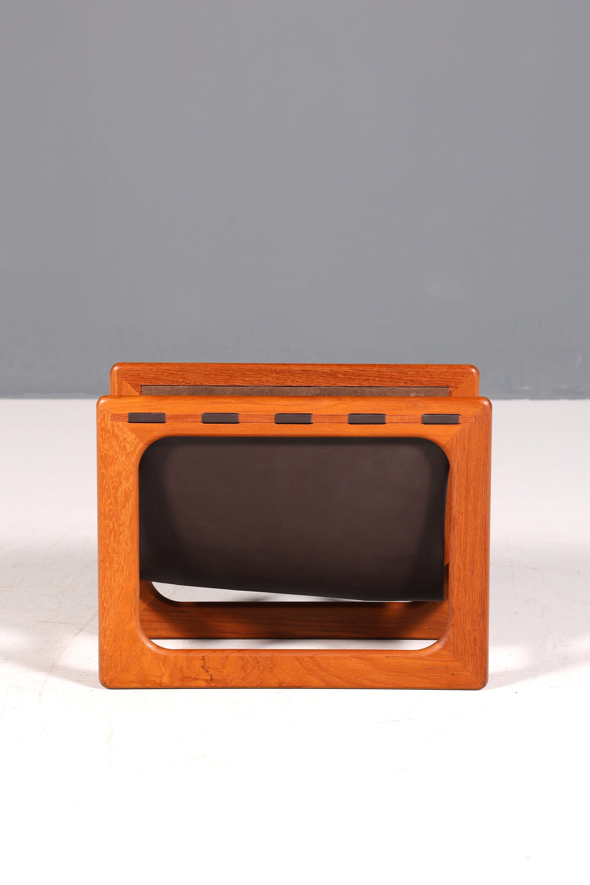 Wunderschöner Aksel Kjersgaard Zeitungsständer Mid Century Zeitschriften Ablage echt Leder Magazin Rack Teak Holz Buchablage 60s
