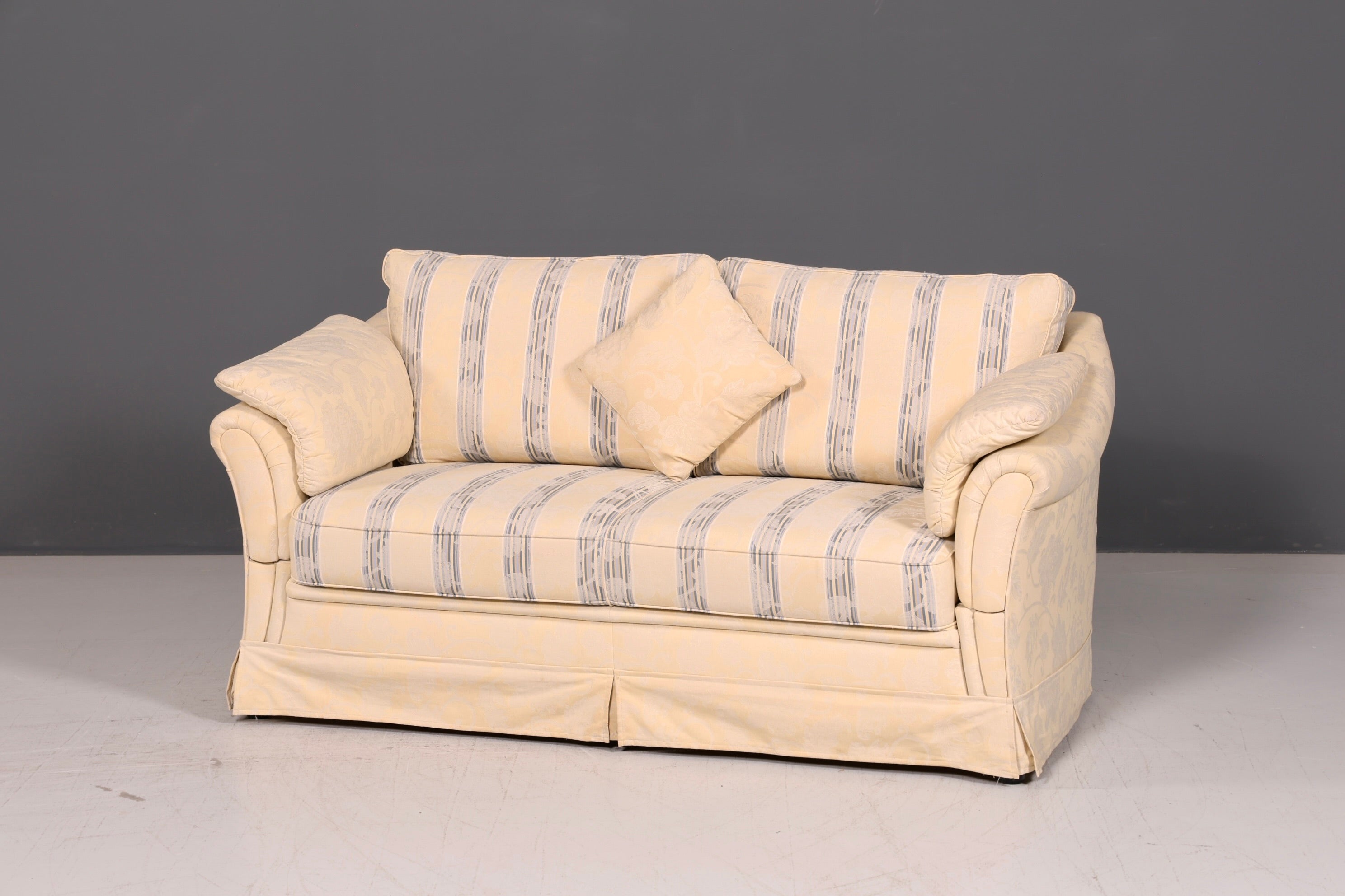 Wunderschönes Landhaus Sofa mit Hocker Englischer Stil Creme 2-Sitzer Couch Stoff Polstersofa Landhausstil Zweisitzer