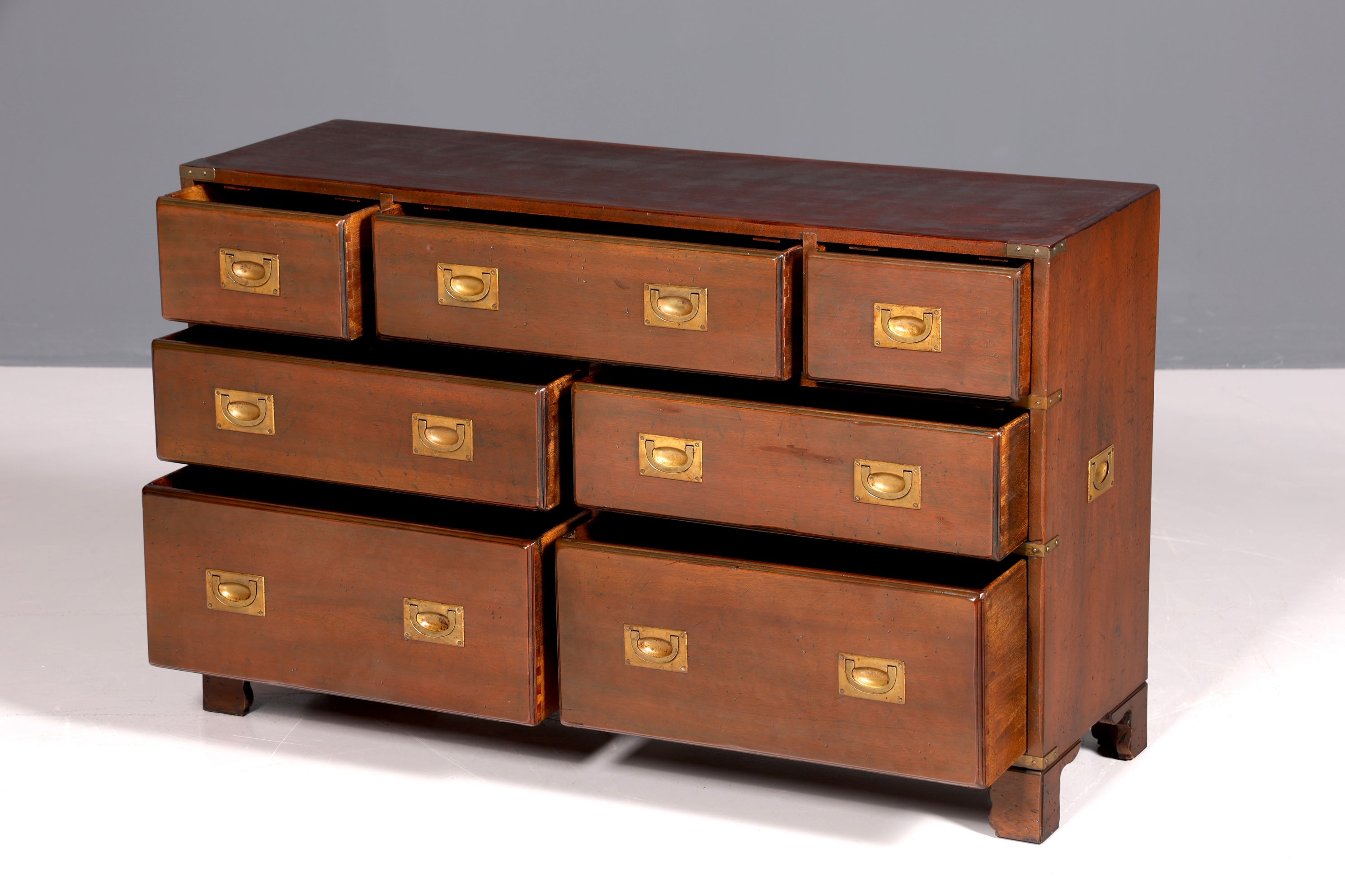 Buffet maritime onirique, coffre de navire anglais, meuble ancien anglais, coffre militaire