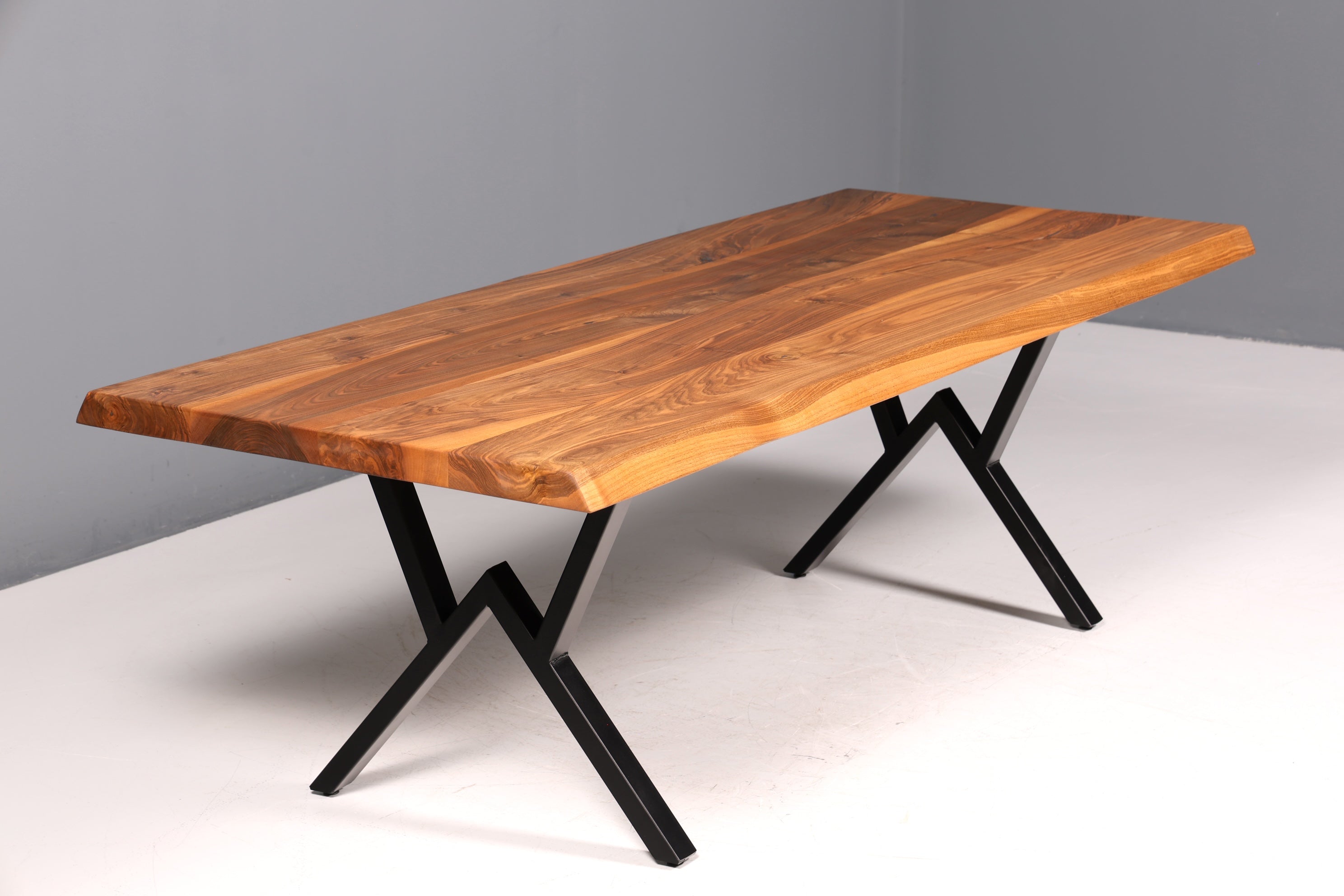 Belle table en noyer massif, plateau à bords naturels, 240 cm x 95 cm, idéale pour la salle à manger ou la cuisine.