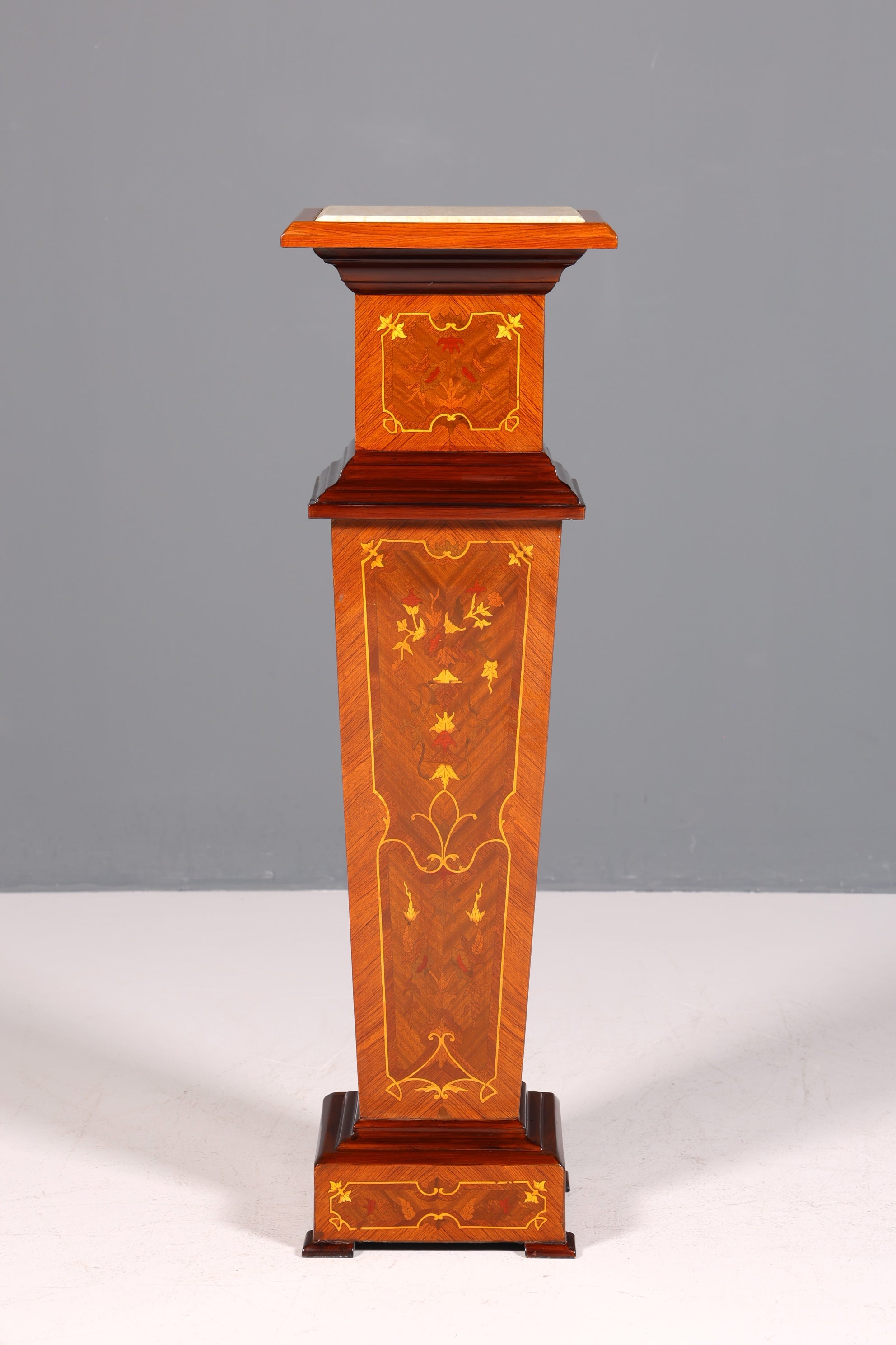 Colonne baroque onirique de style Louis XV, colonne fleurie en pierre naturelle, étagère en marbre, table