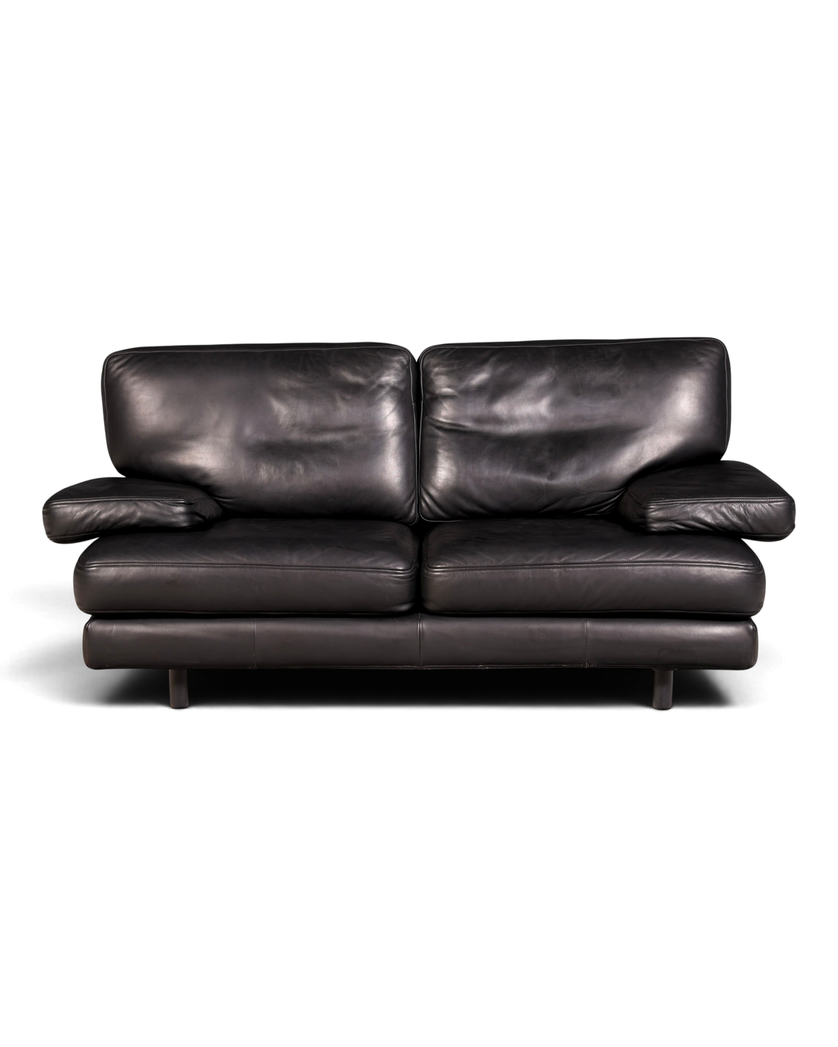 Hauptstadt Möblerei H848 Ledersofa in Schwarz mit breiten Armlehnen und moderner Polsterung