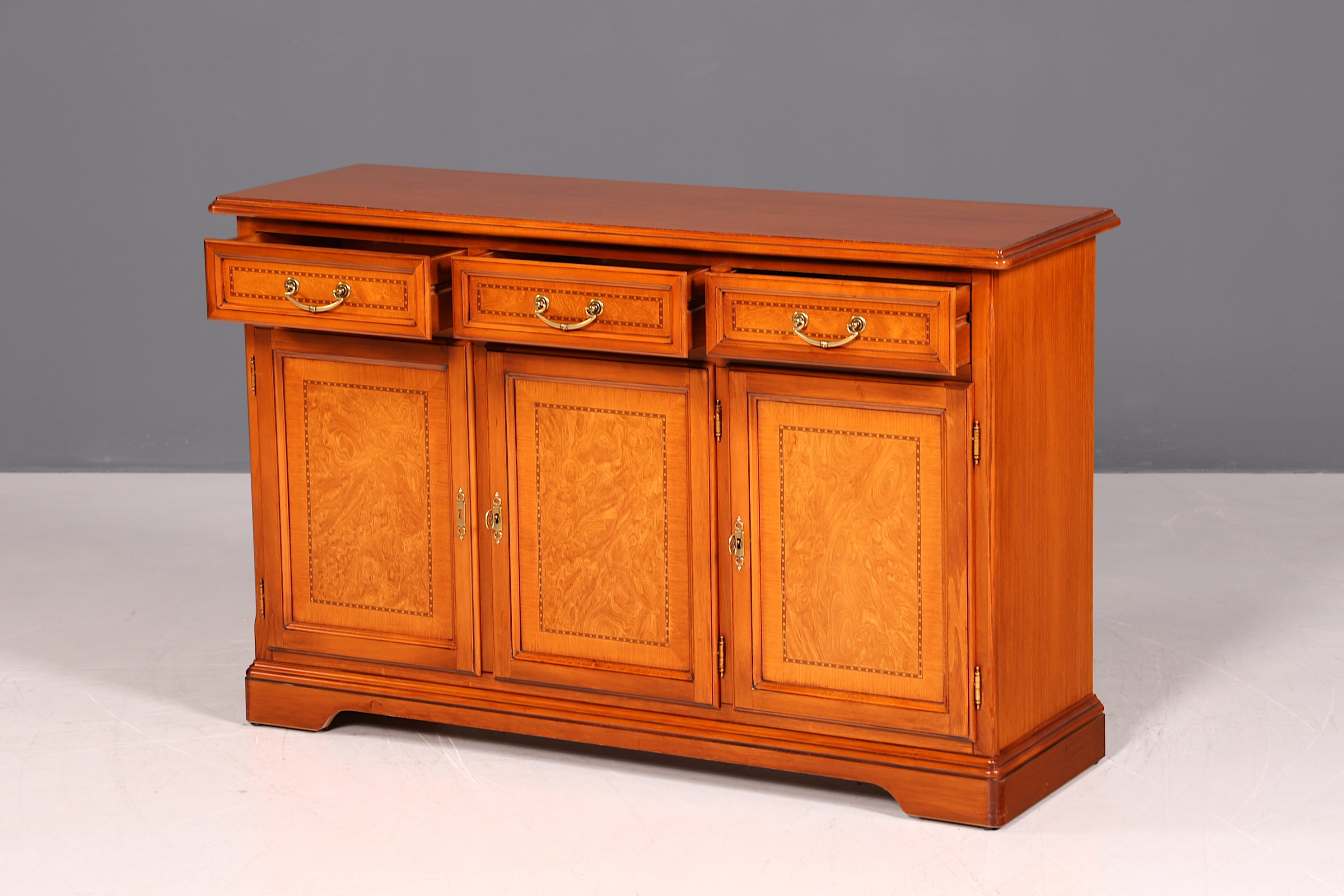 G441 Finish Wunderschönes Englisches Sideboard Eibe Schrank Antik Stil Buffetschrank Kommode (Kopie)