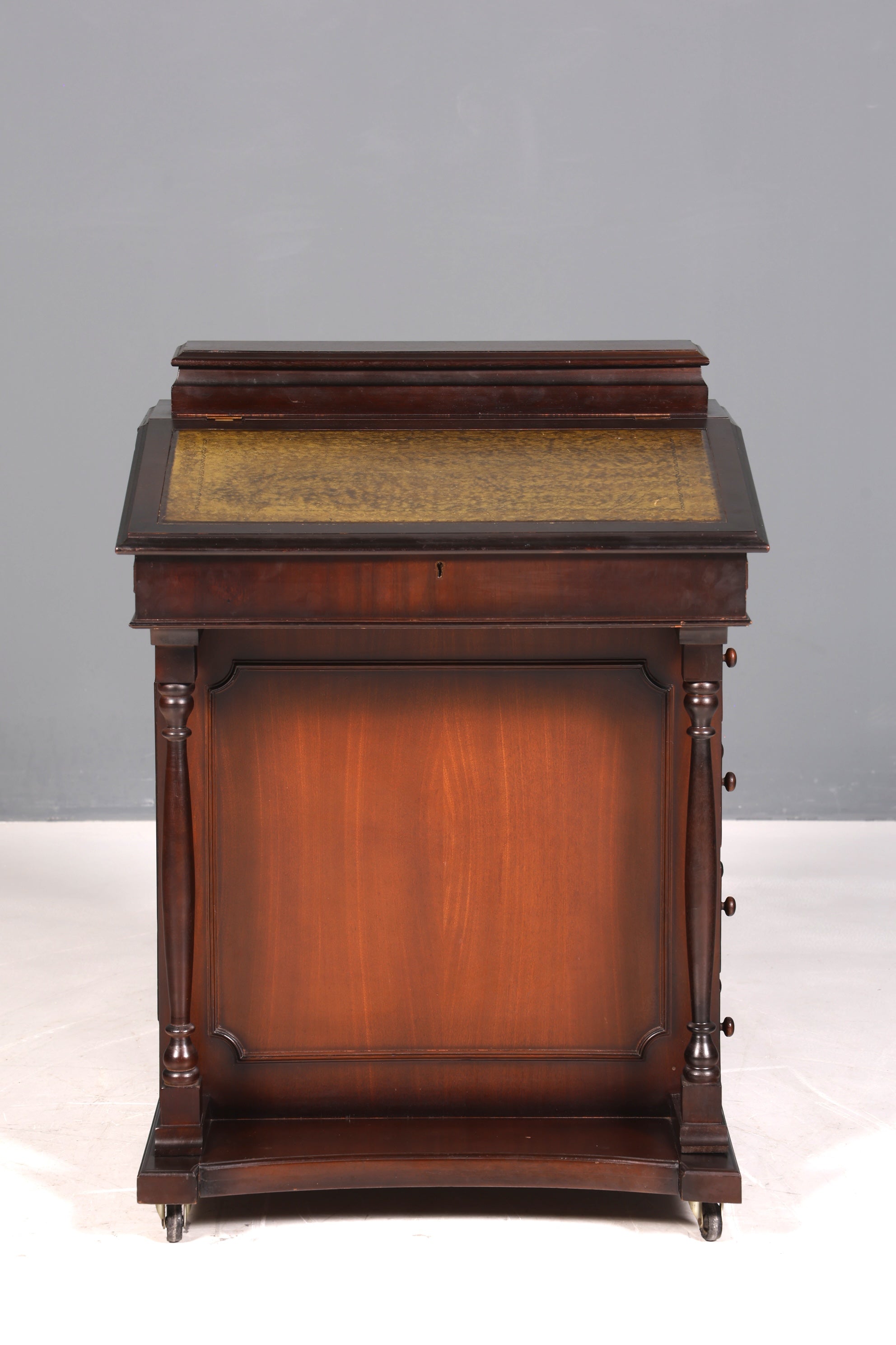 Magnifique bureau anglais Davenport, secrétaire avec plateau en cuir et commode.