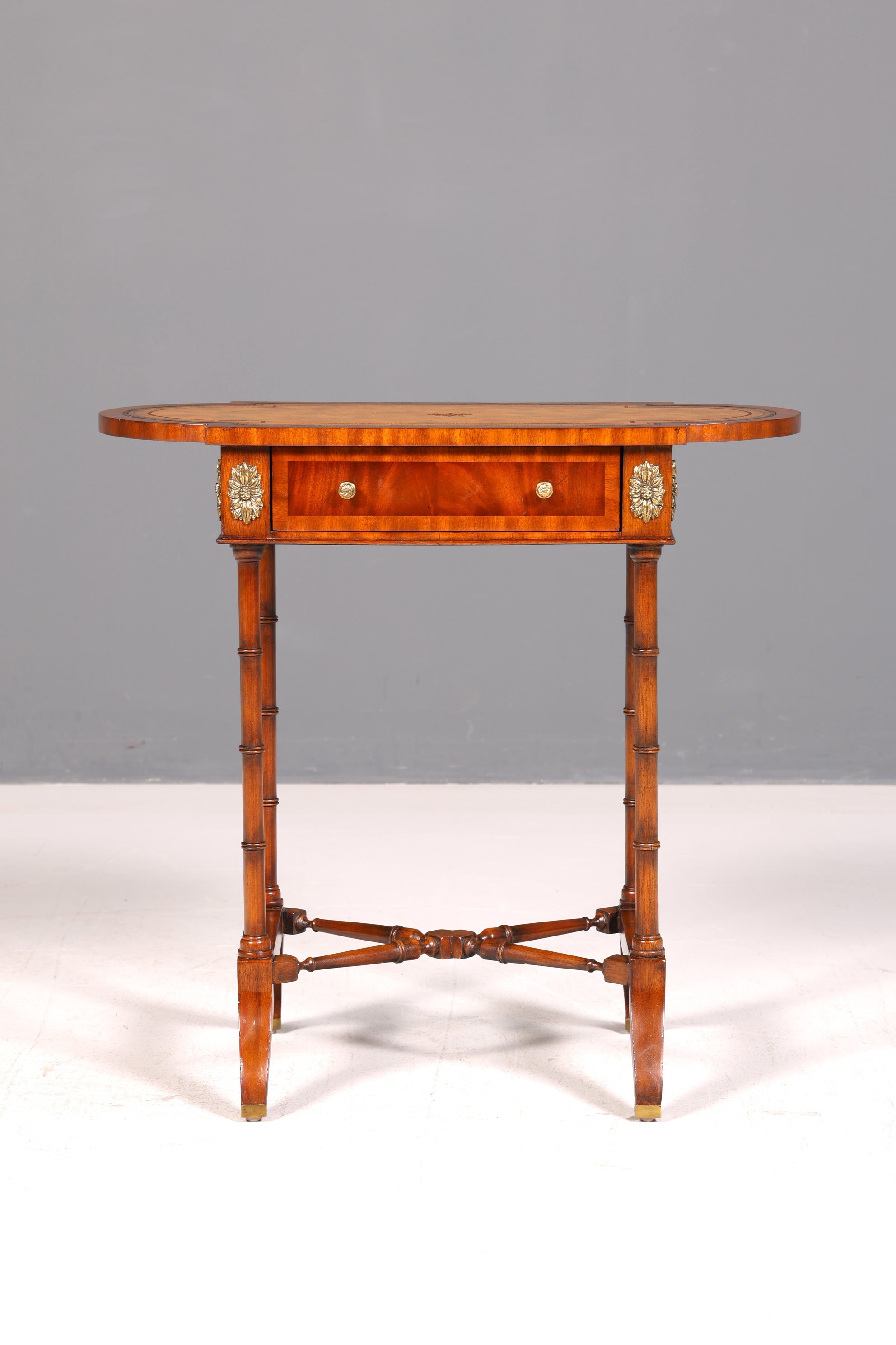 Edler Louis XV Beistelltisch Arthur McMillan Barock Stil Ablagetisch Echt Leder Antik