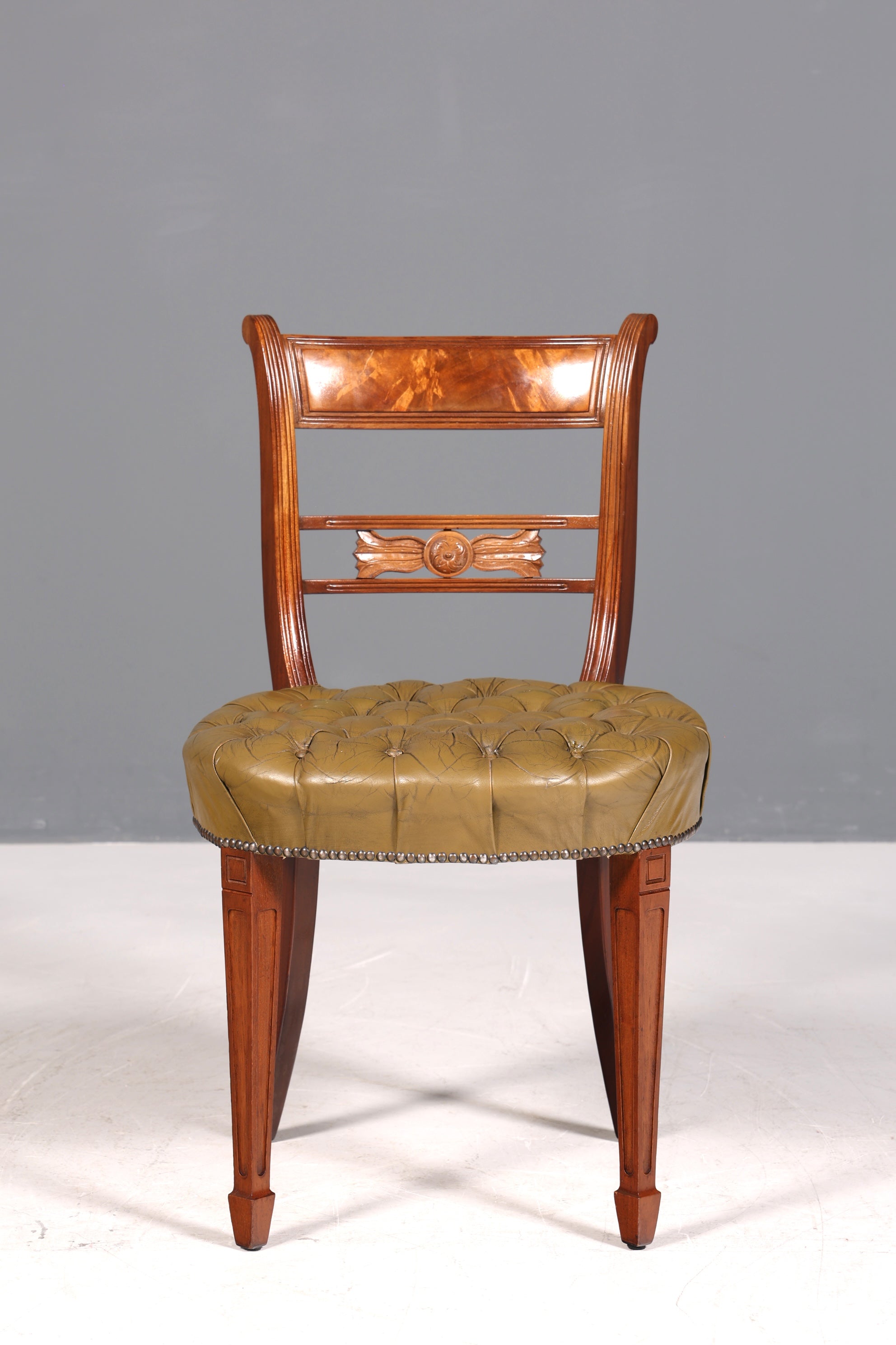 Magnifique fauteuil Chesterfield, chaise secrétaire Anno Dom, chaise de cuisine anglaise en cuir véritable, 1 sur 4