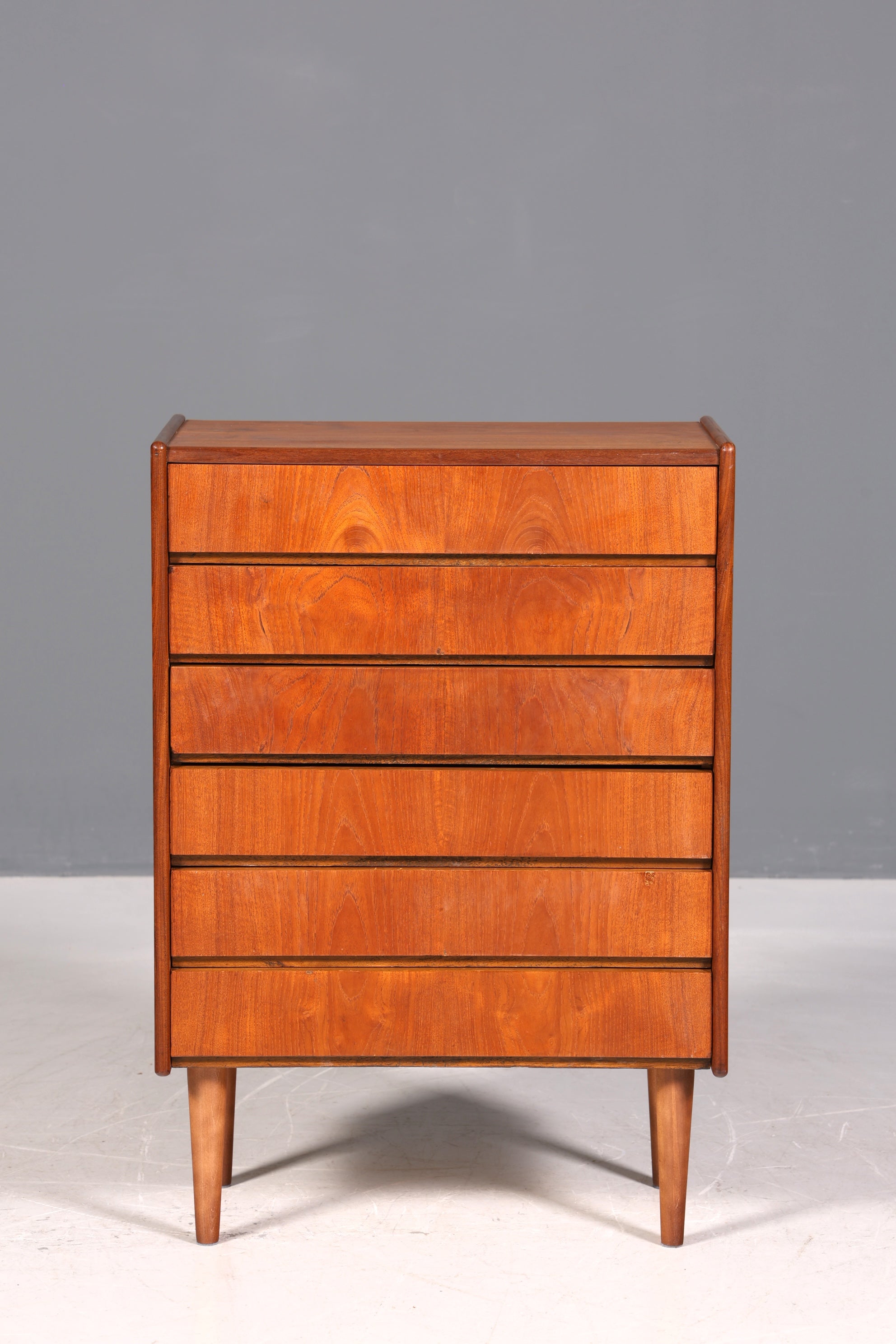 Magnifique commode vintage des années 60/70, design danois, style années 60/70.