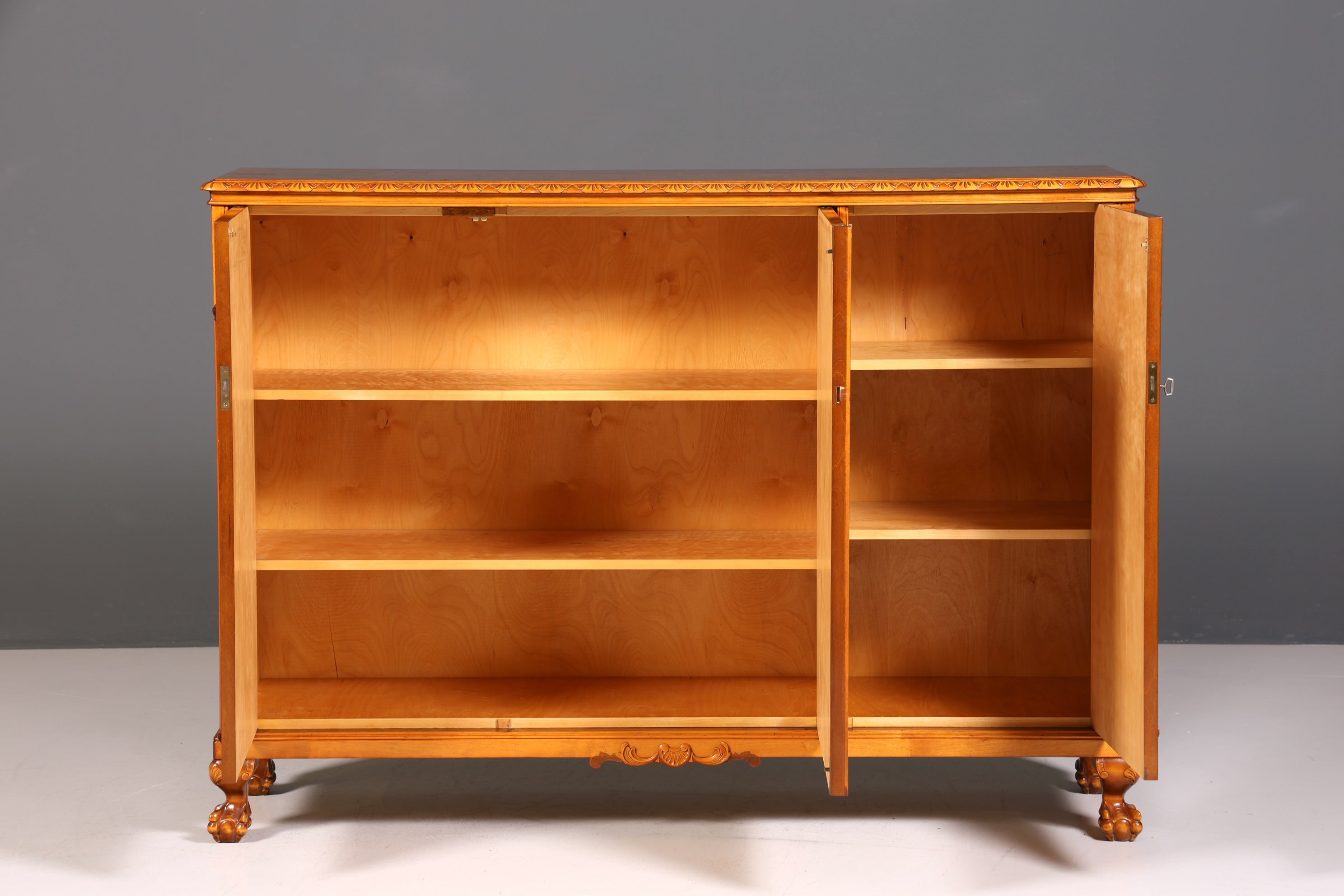 Meuble Chippendale onirique, buffet haut de style baroque, commode ancienne des années 50/60