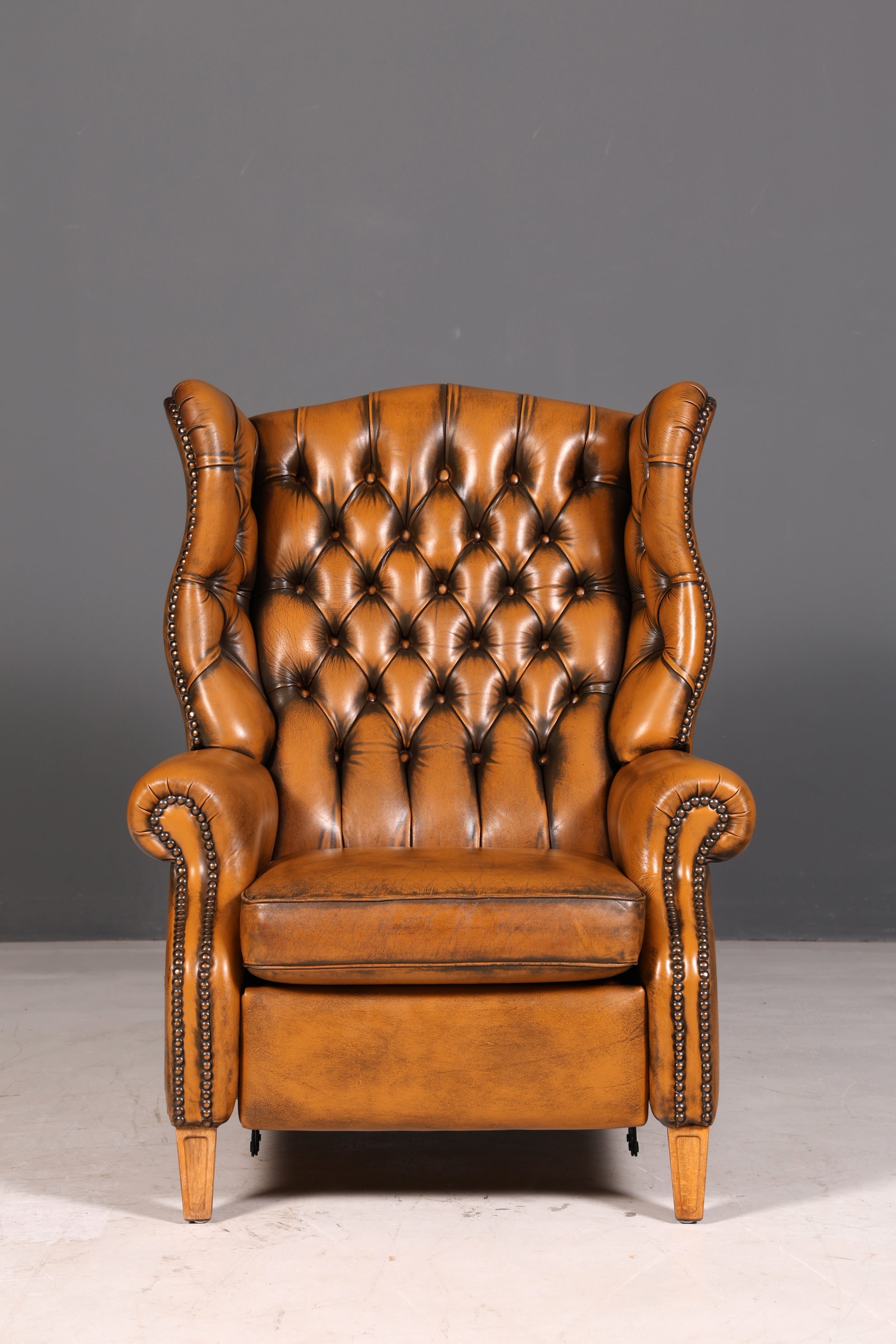 Magnifique fauteuil à oreilles Chesterfield original en cuir véritable anglais, fauteuil de maître, fauteuil relax inclinable, vintage
