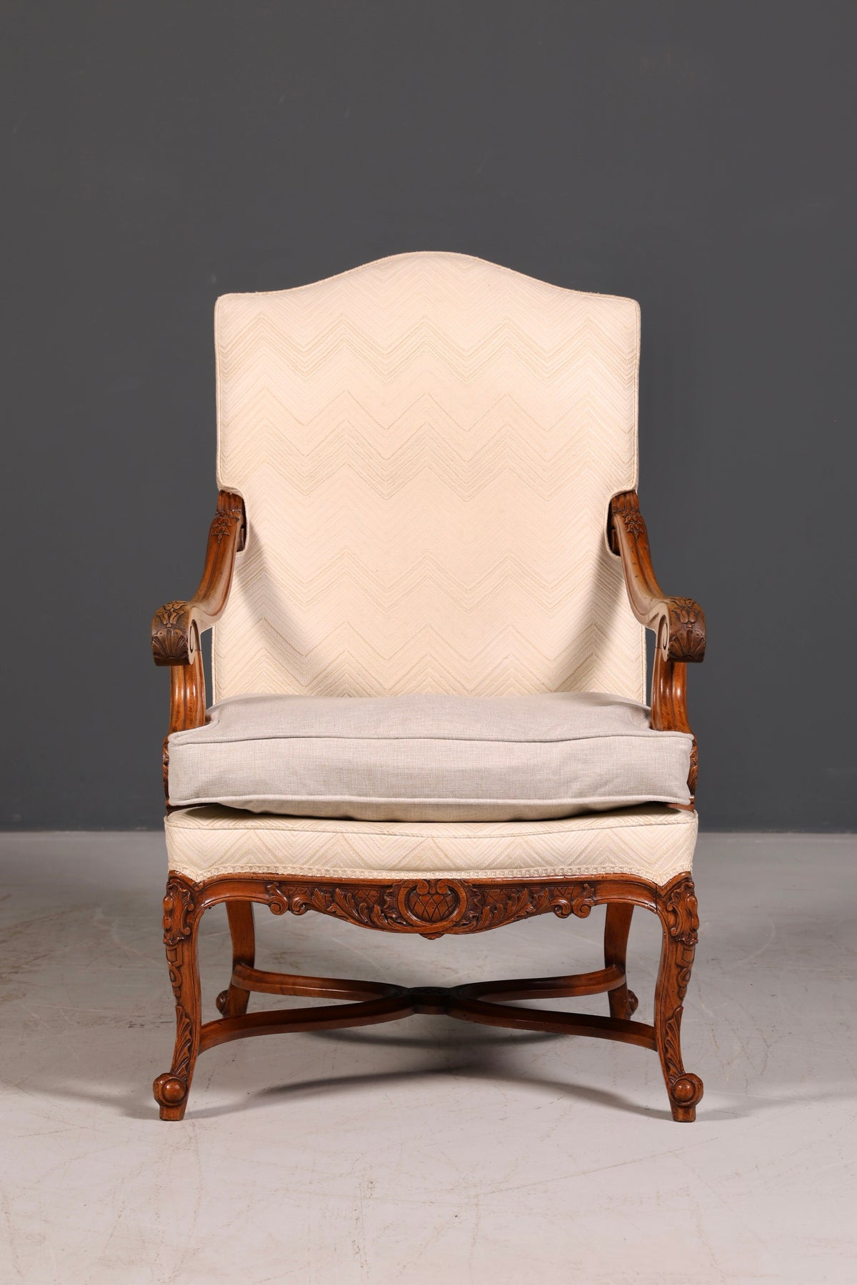 Élégant fauteuil Louis Philippe à accoudoirs de l’époque Gründerzeit, fauteuil ancien rembourré, 1 sur 2