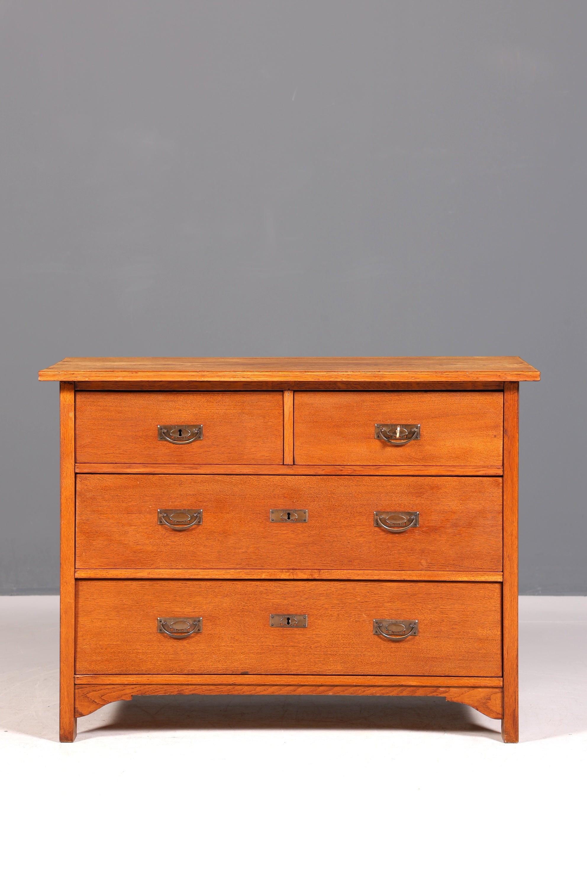 Commode Art Nouveau onirique vers 1910, buffet ancien, coffre à linge