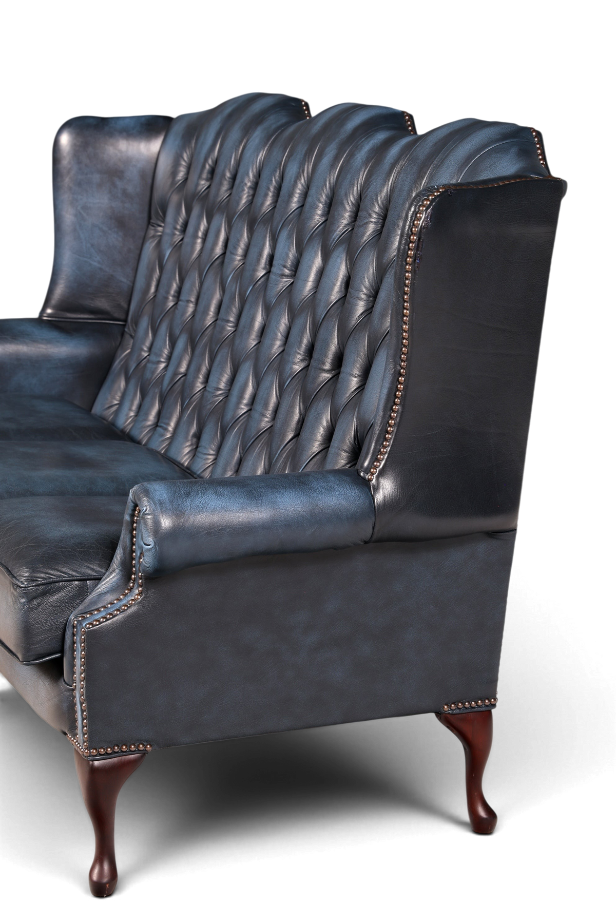 Hauptstadt Möblerei blaues Chesterfield 3-Sitzer Sofa aus Echtleder mit Knopfheftung und Queen Anne Füßen