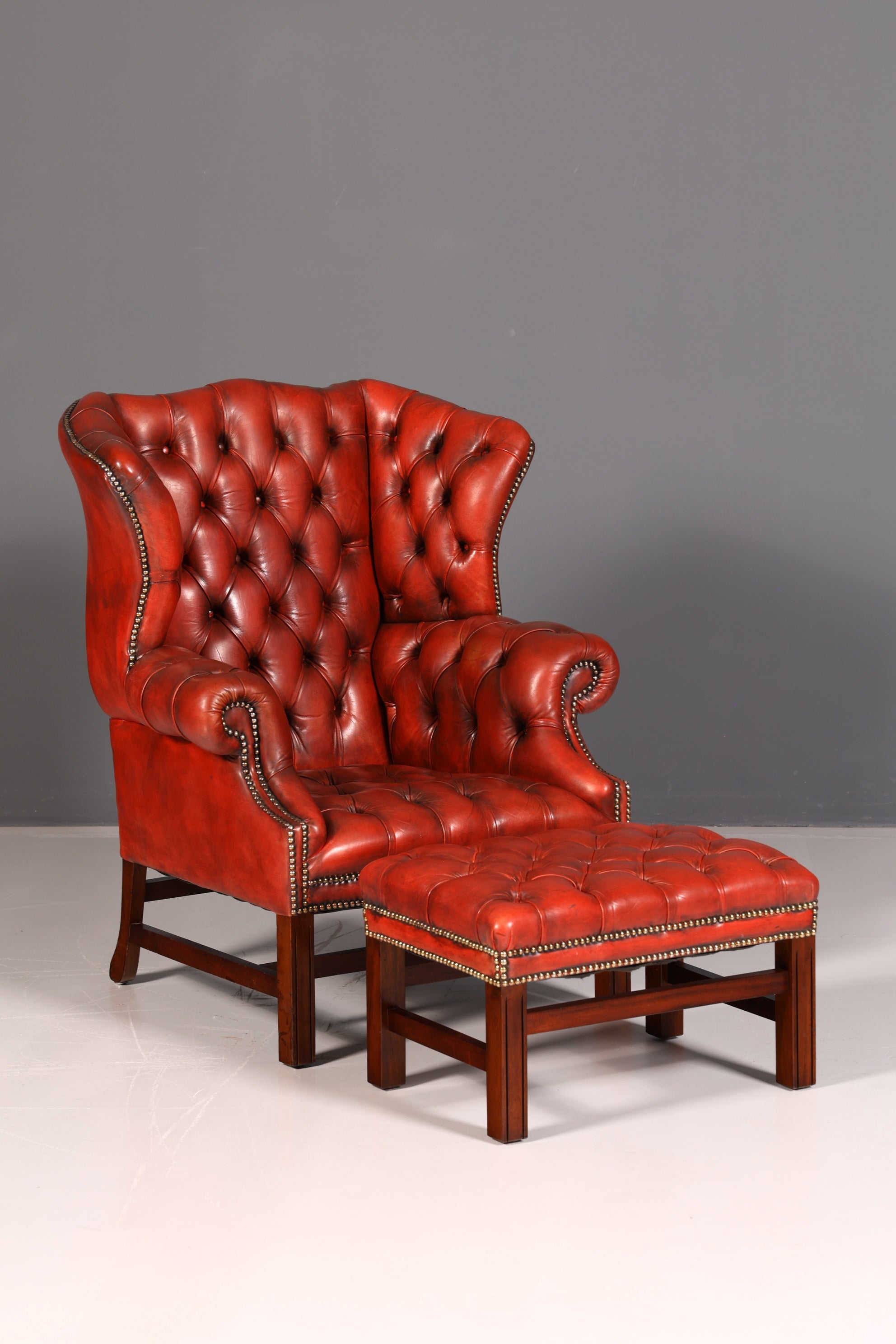 Fauteuil à oreilles Chesterfield original avec repose-pieds en cuir véritable, fauteuil anglais pour homme, fauteuil en cuir, antique et vintage
