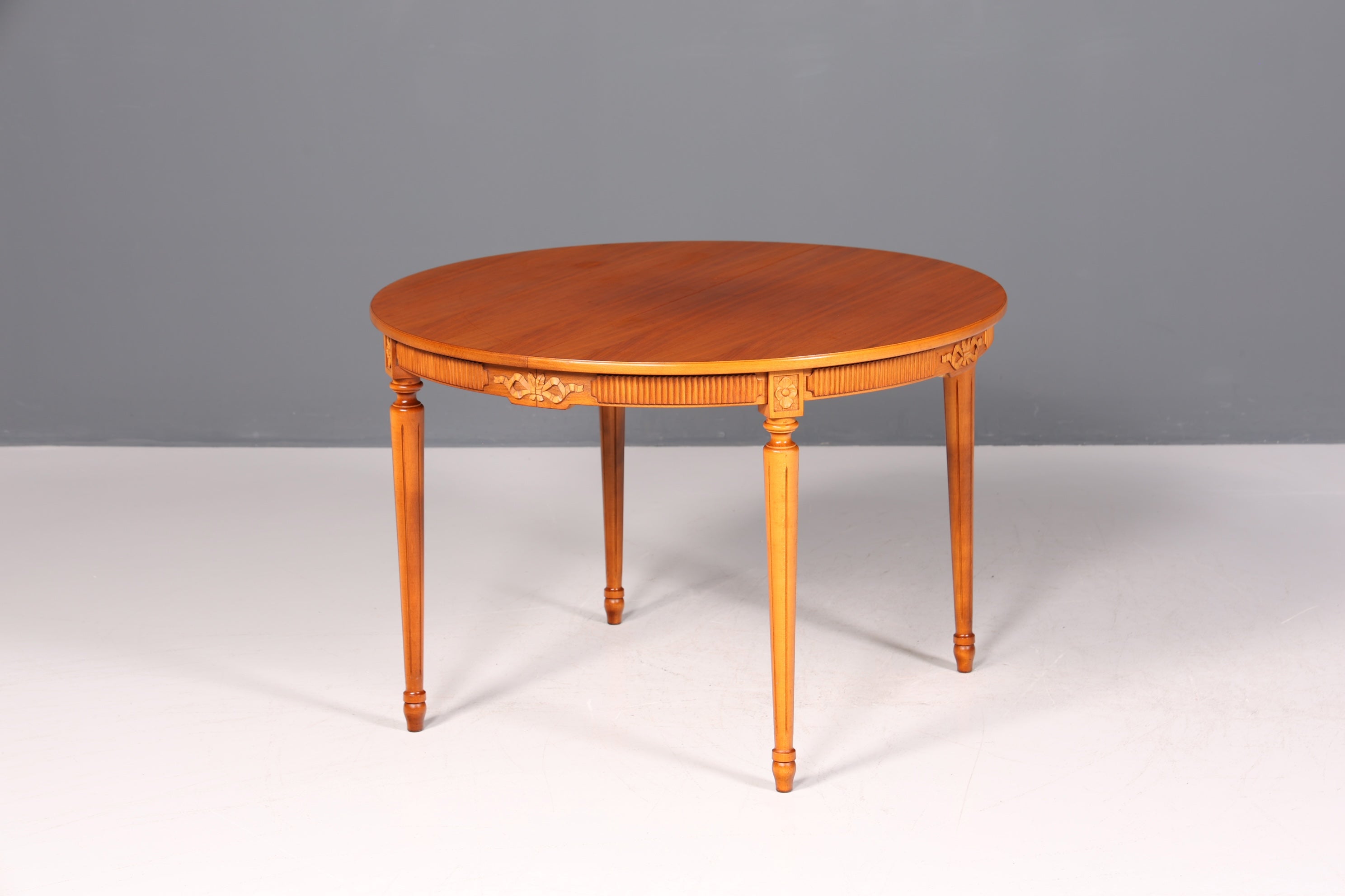 Belle table de cuisine extensible de style gustavien, table de salle à manger en if de style ancien