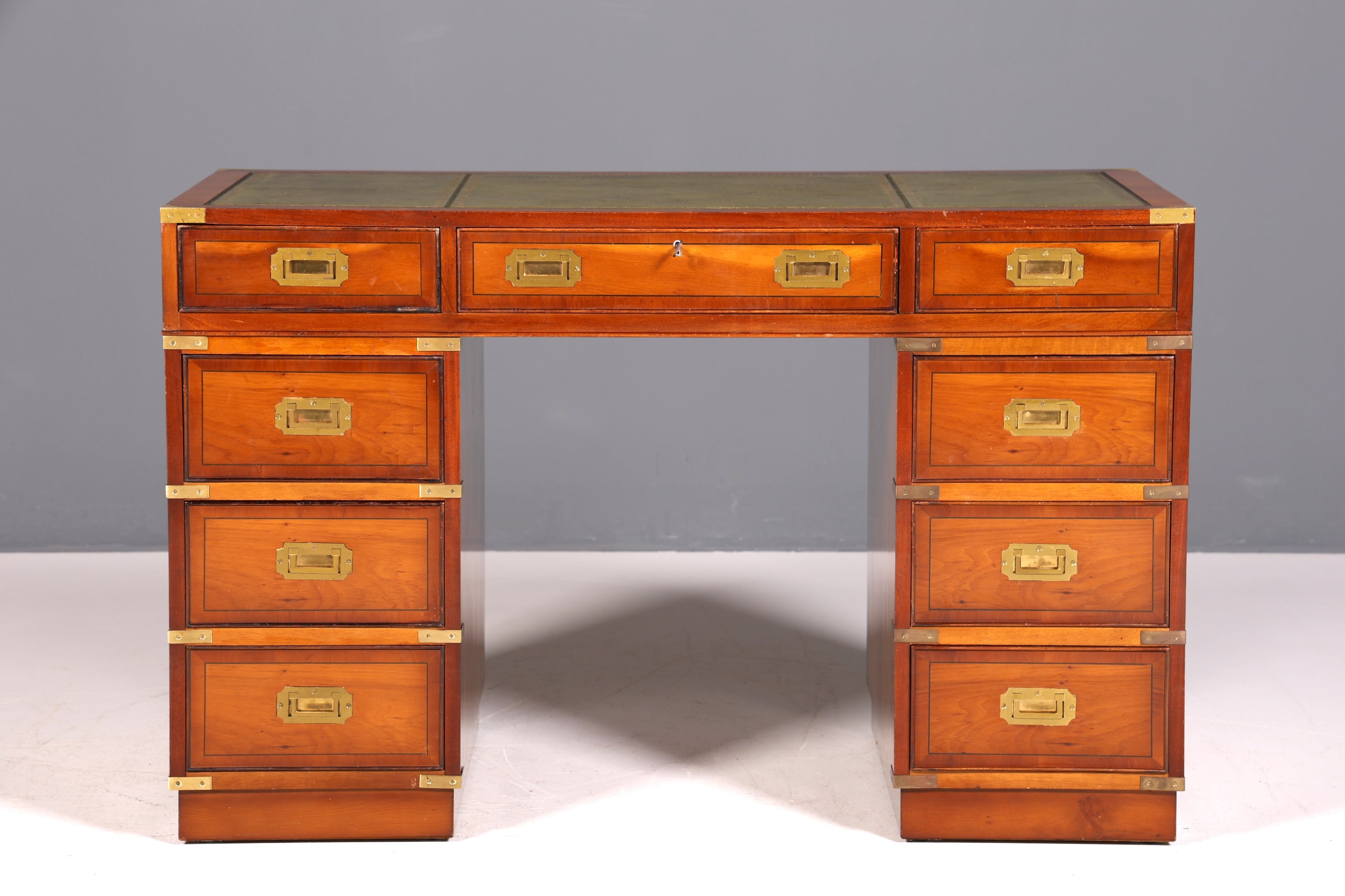 Bureau élégant de style maritime, inspiré des bureaux militaires anglais, avec plateau en cuir véritable.