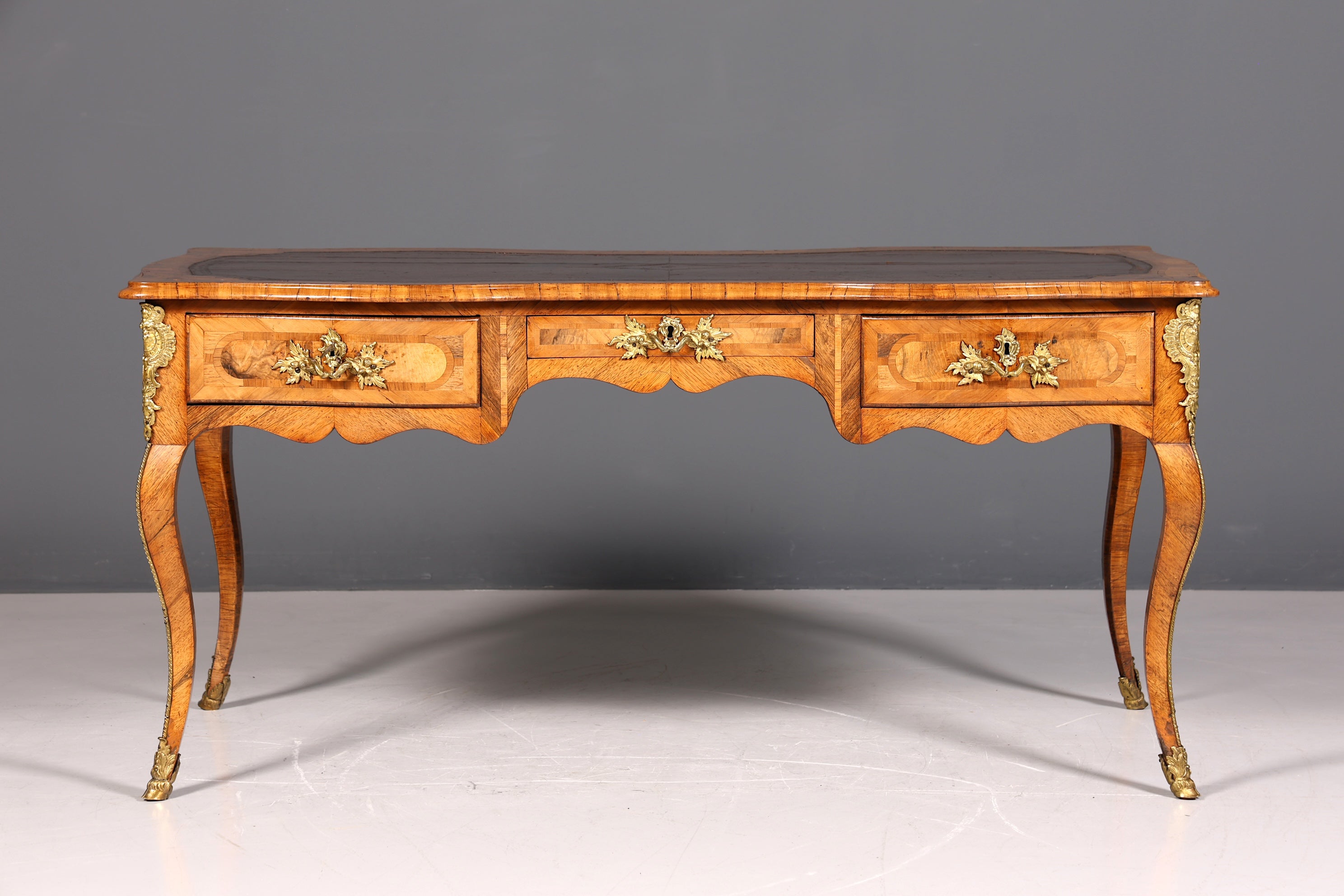 Bureau Louis XV original et majestueux de 1780, bureau plat français en cuir véritable, bureau de bureau ancien