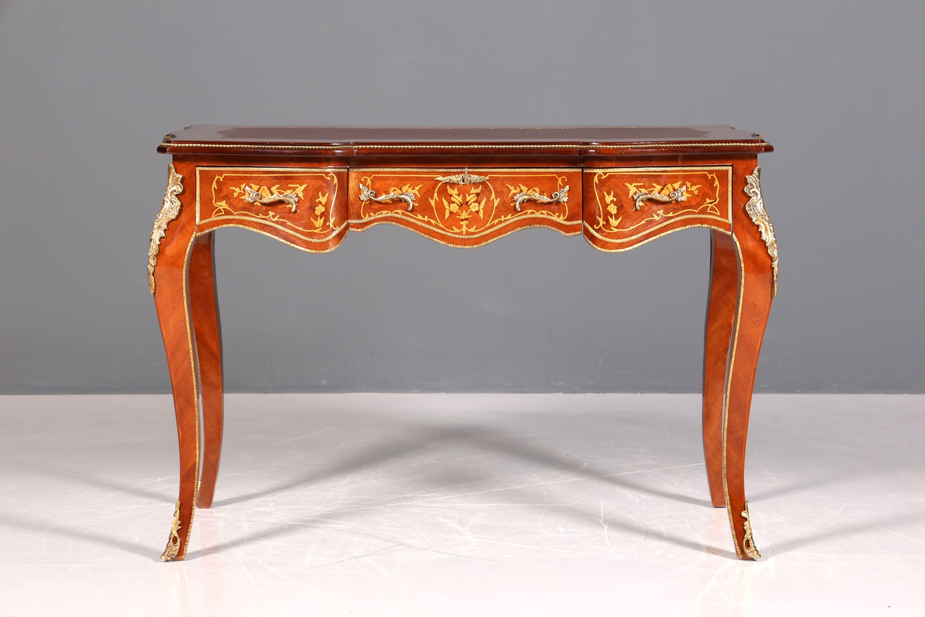 Magnifique bureau de style Louis XV, bureau de bureau français, table de bureau de style ancien