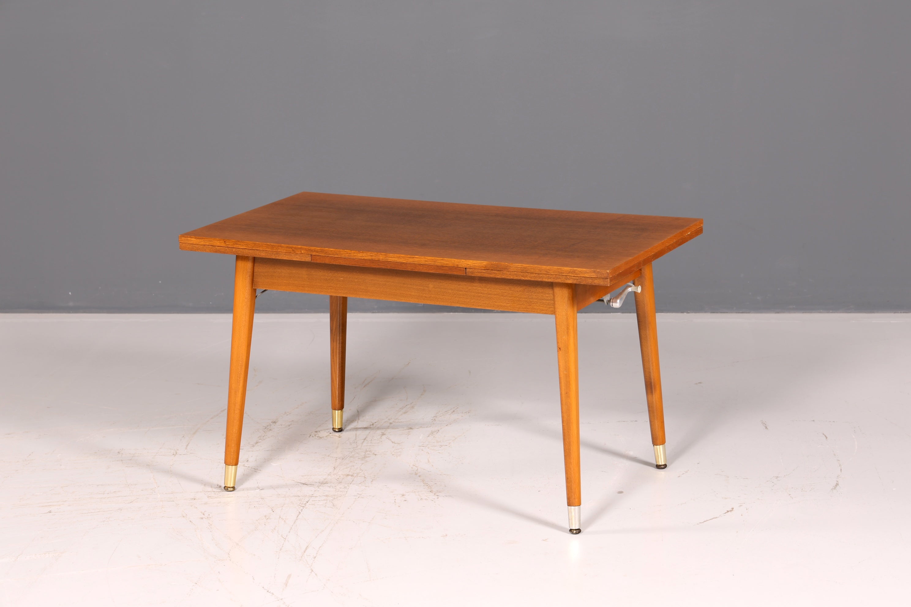 Magnifique table de cuisine du milieu du siècle, table vintage extensible et réglable en hauteur, table à manger en bois des années 60