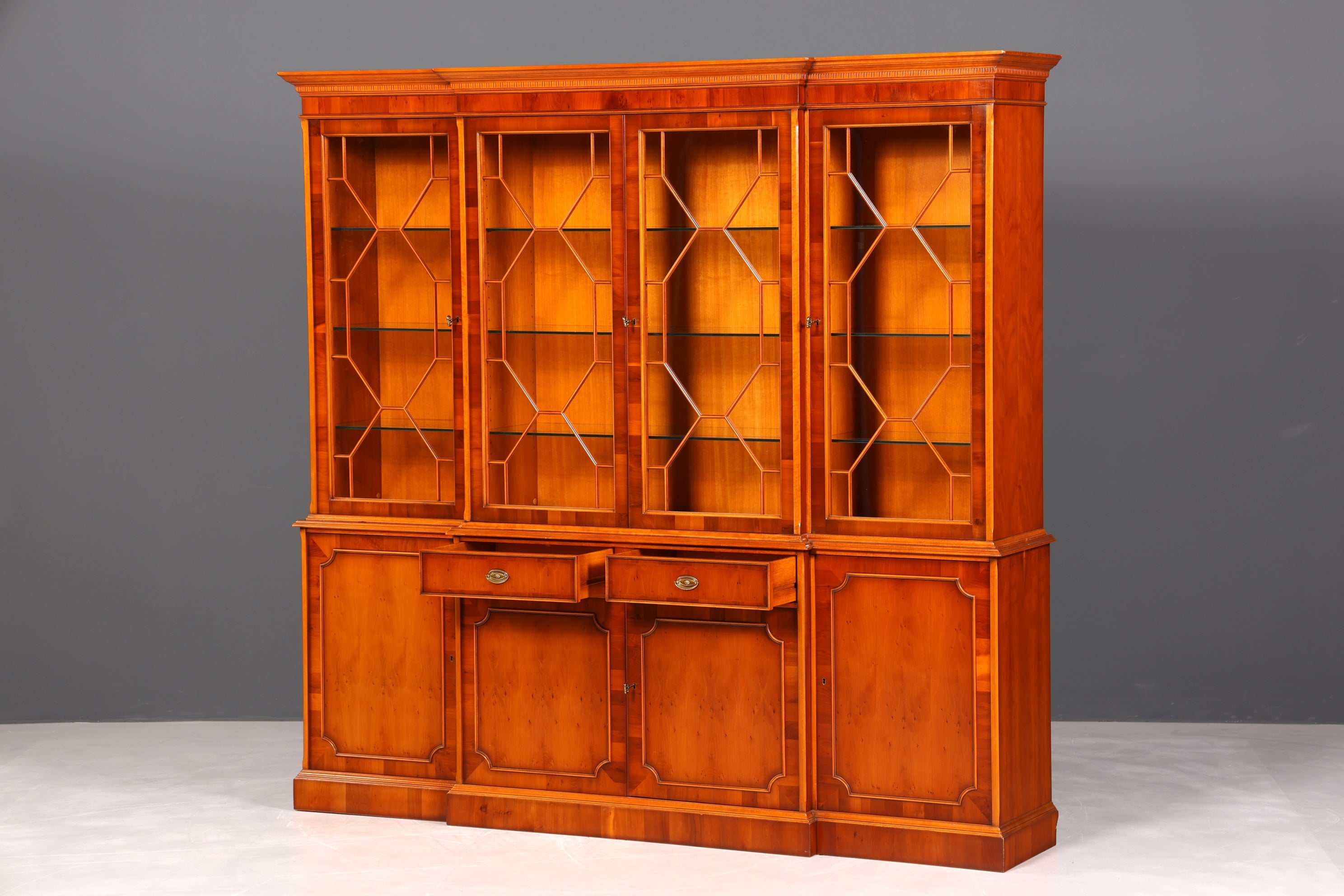 F947 Finish cm Wunderschöne Original Heldense Vitrine Englische Eibe Bücherschrank Buffet Antik Stil Glasvitrine