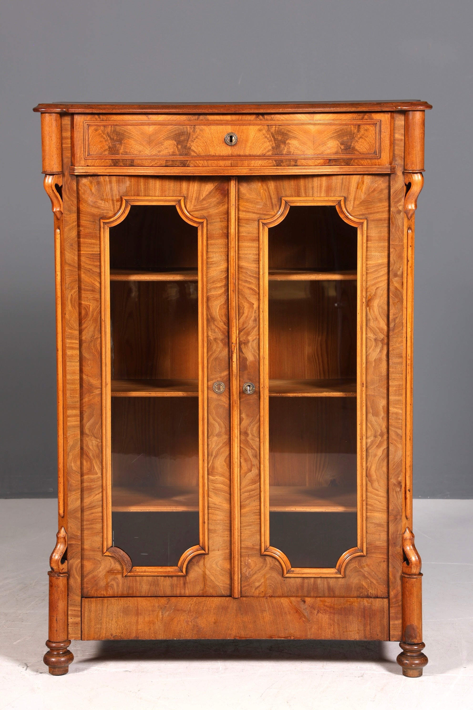 Vitrine ancienne Louis Philippe Biedermeier, en bois véritable, vers 1880, évoquant un rêve.