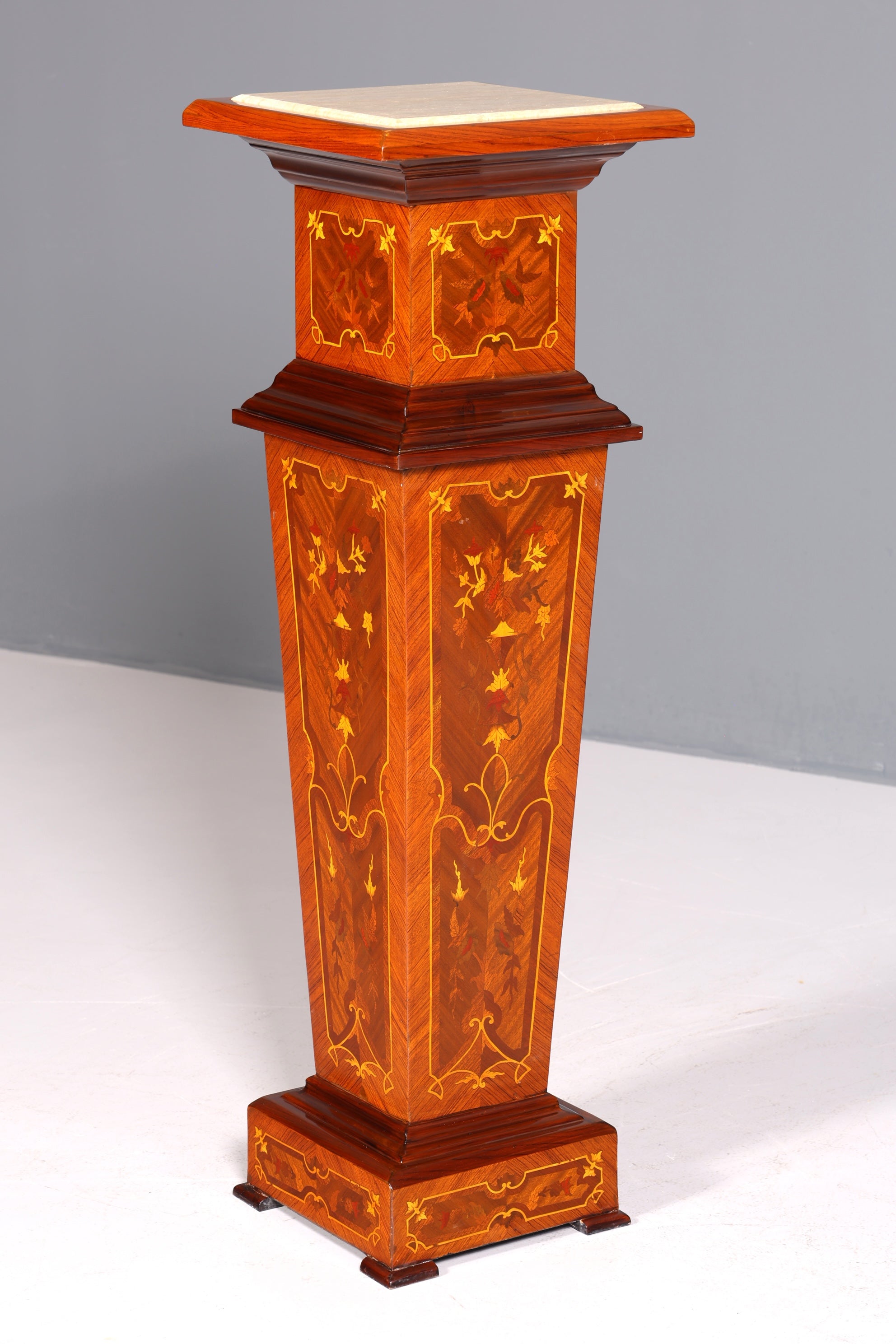 Colonne baroque onirique de style Louis XV, colonne fleurie en pierre naturelle, étagère en marbre, table