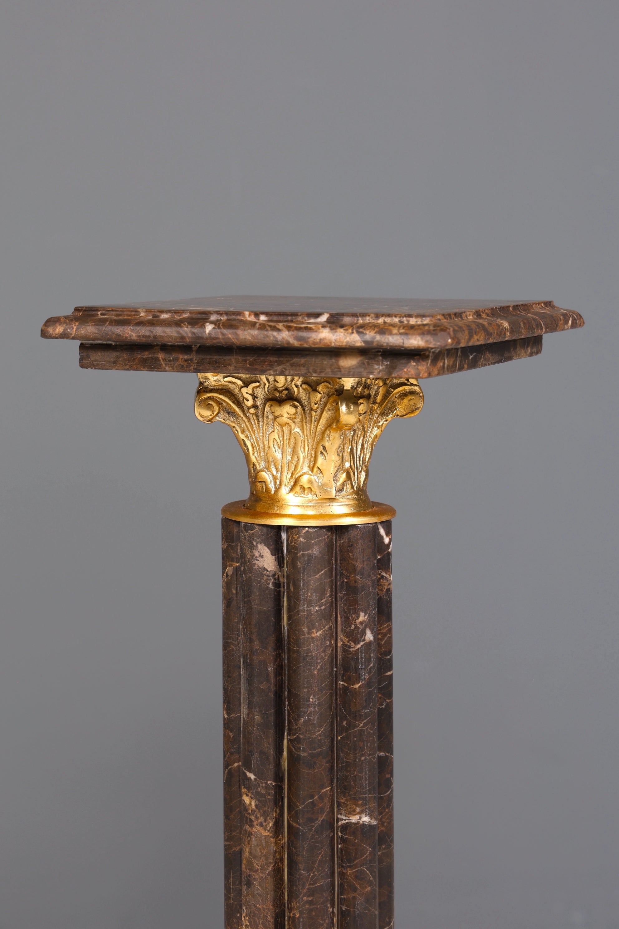 Colonne élégante de style baroque, colonne fleurie en marbre Louis XV, socle en pierre naturelle, étagère