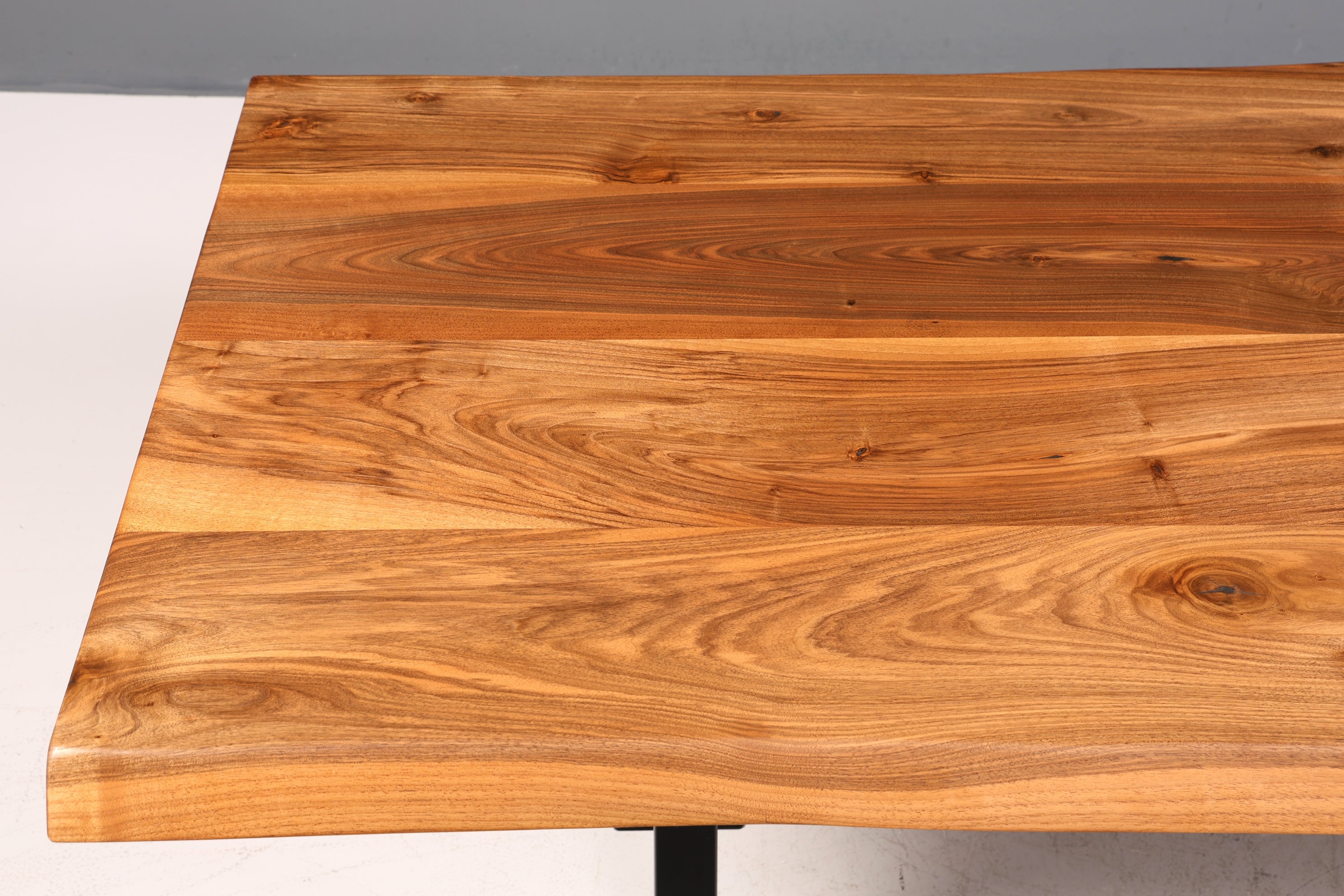 Belle table en noyer massif, plateau à bords naturels, 240 cm x 95 cm, idéale pour la salle à manger ou la cuisine.