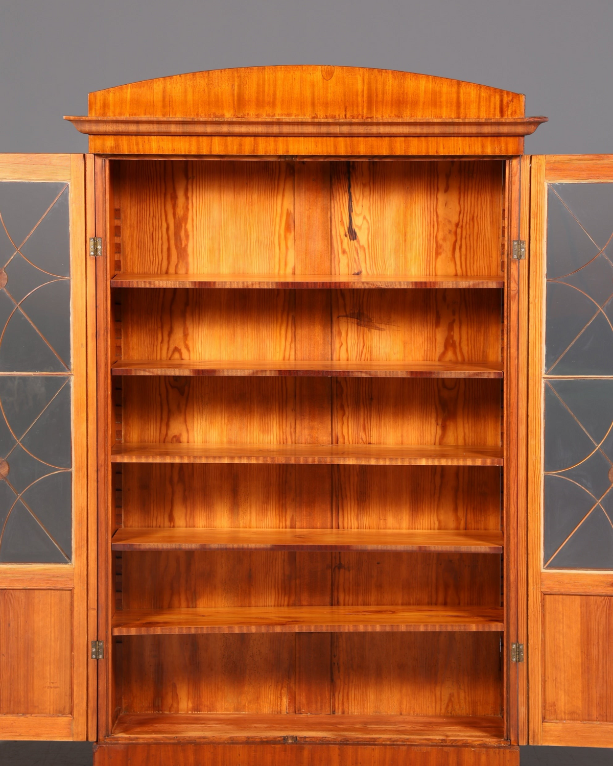 Hauptstadt Möblerei Biedermeier Vitrine aus Massivholz mit höhenverstellbaren Regalböden und Sprossentüren