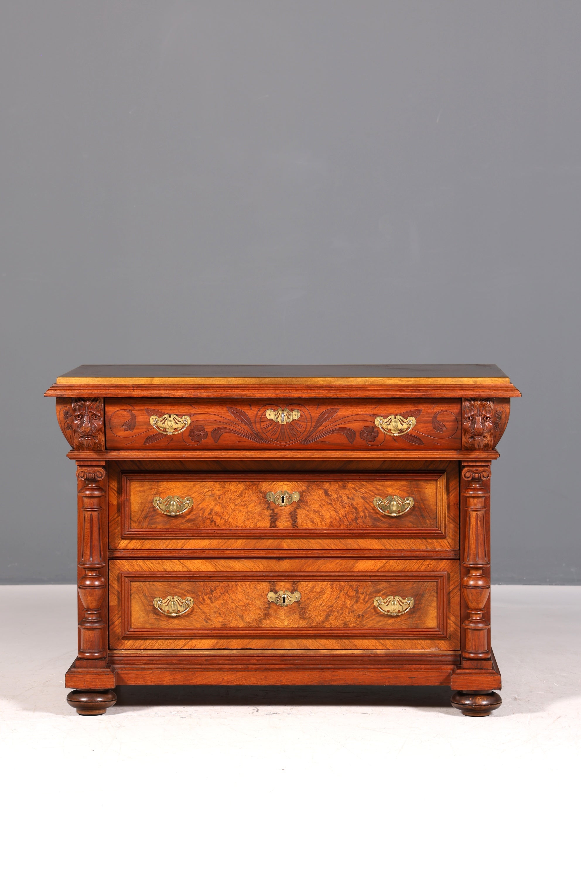 Commode élégante de style Louis-Philippe, en noyer, datant de la fin du XIXe siècle (Gründerzeit), vers 1880.