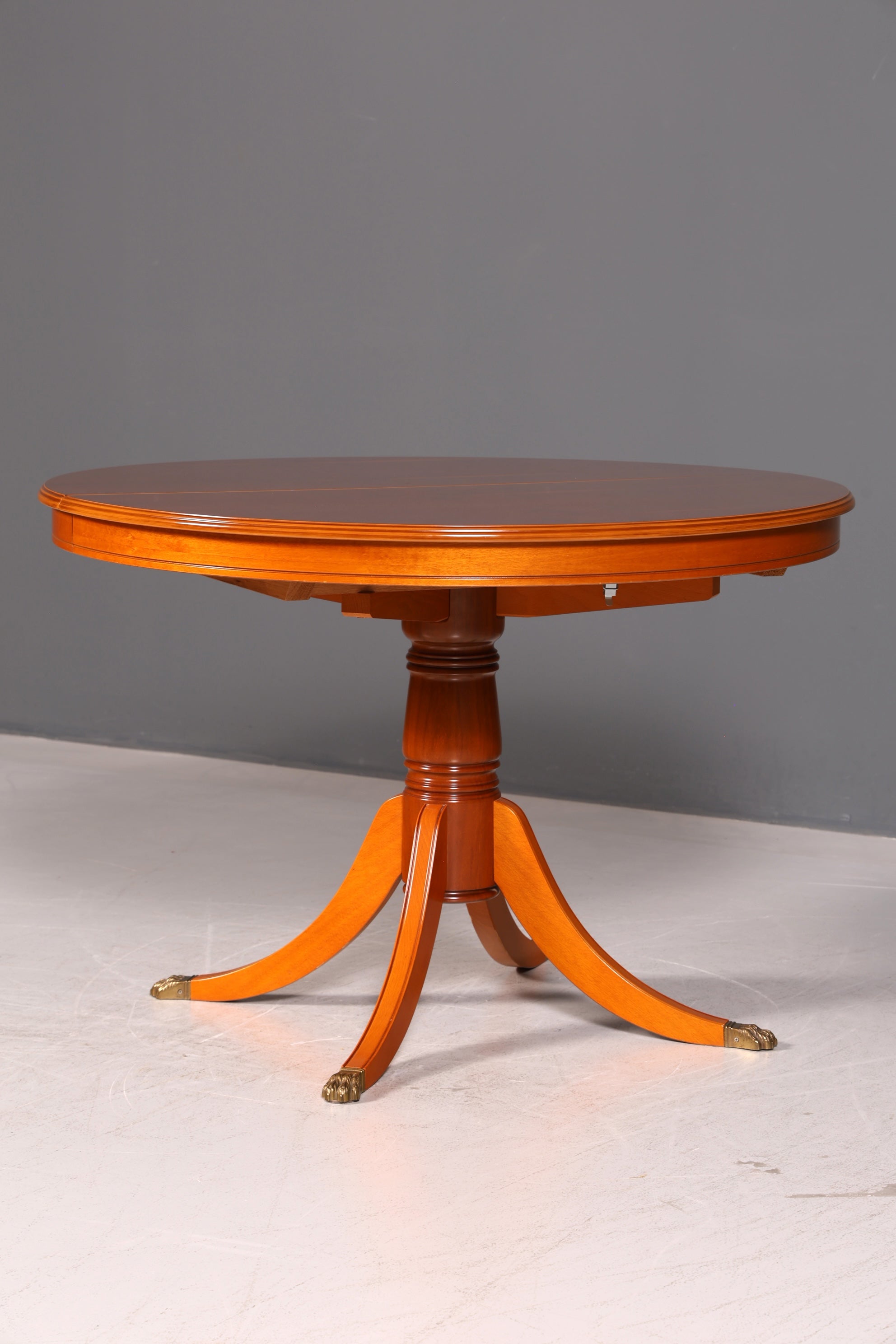Beautiful English extendable round dining table antique style 60s kitchen table yew