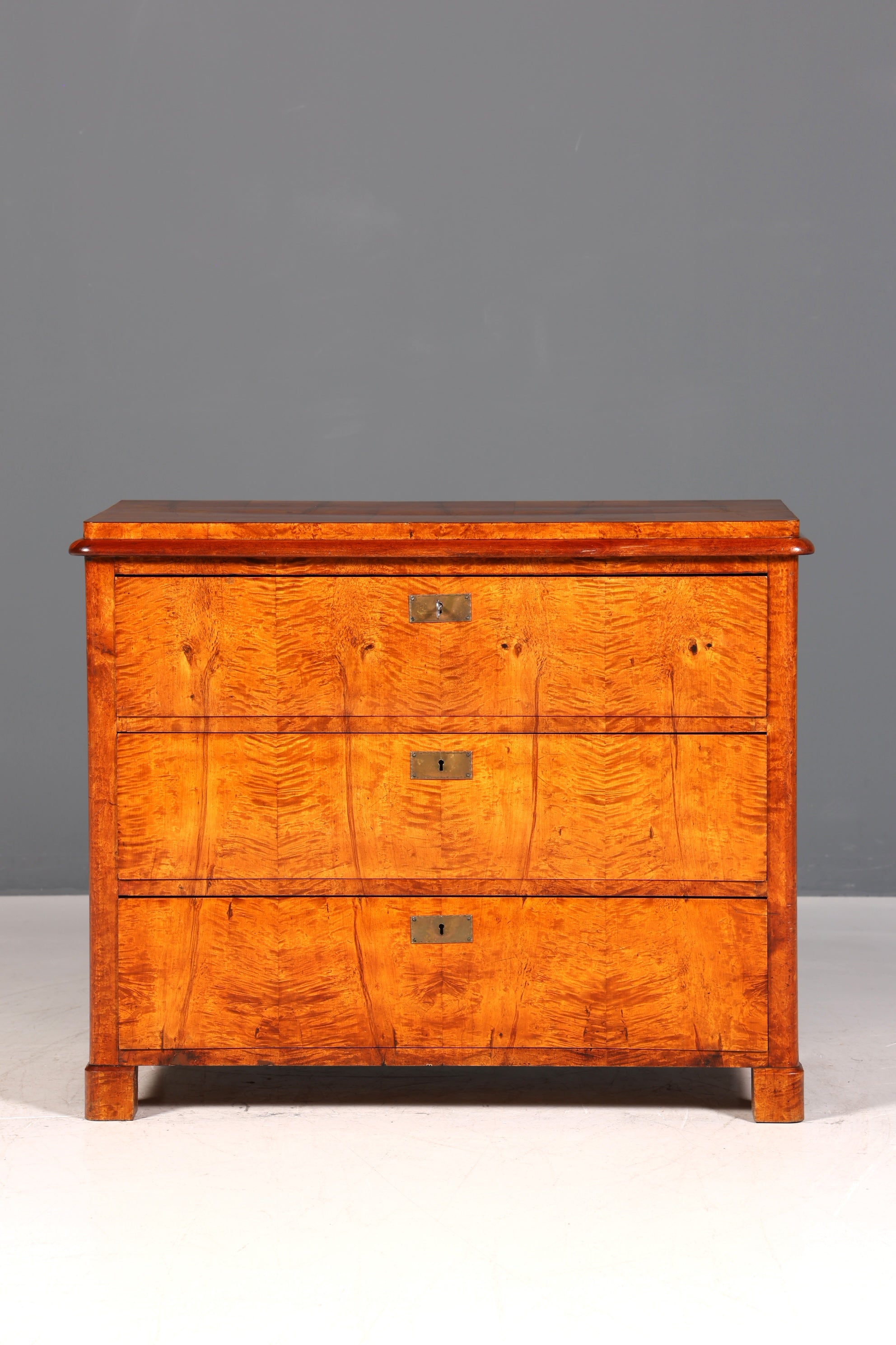 Belle commode ancienne de style Biedermeier Louis-Philippe, commode à linge