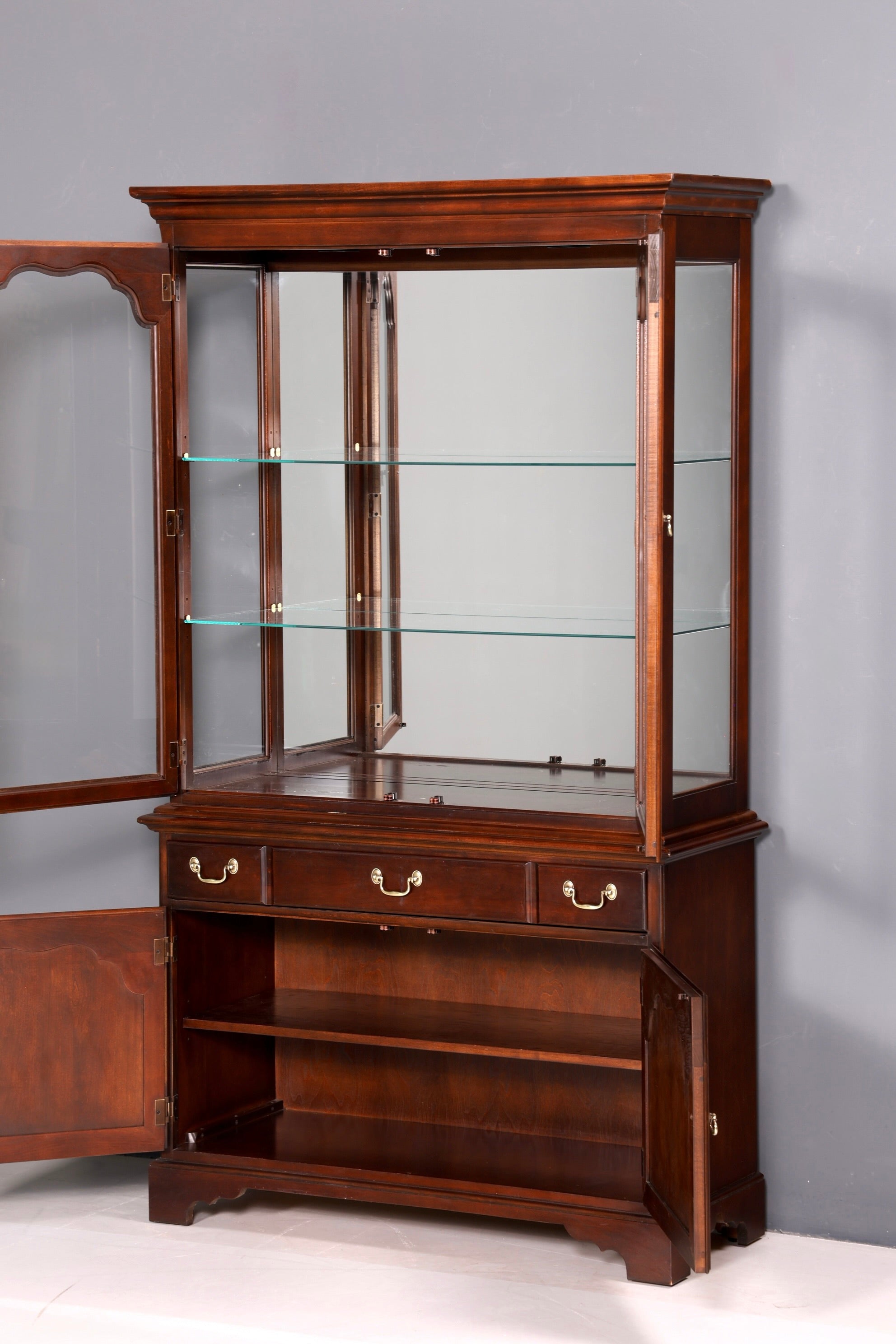 Wunderschöne Original Drexel Heritage Vitrine Bücherschrank USA Antik Schrank Buffet Regal Glasvitrine Massiv Holz Vintage