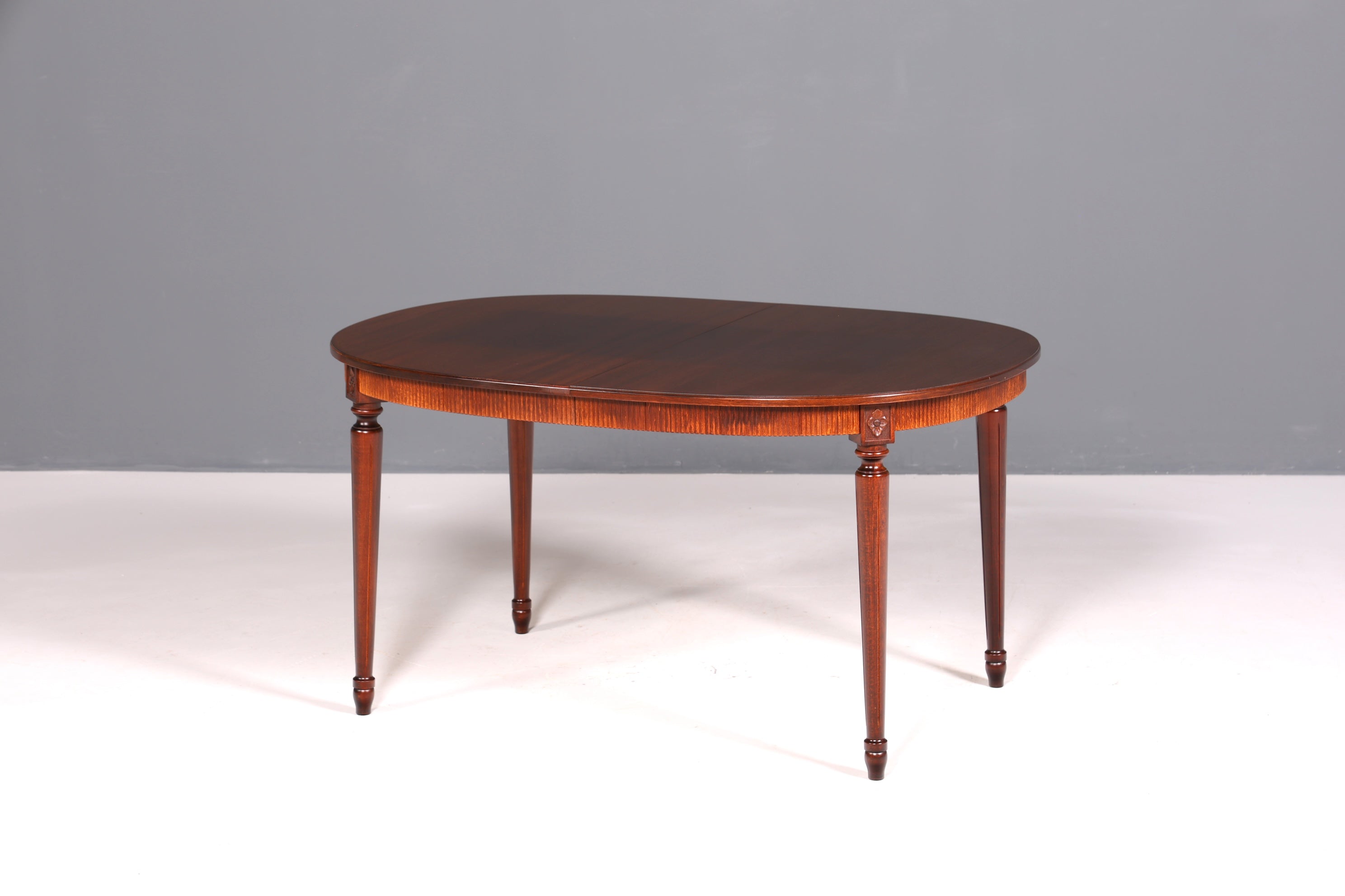 Belle table de salle à manger extensible anglaise, style antique, table de cuisine des années 60