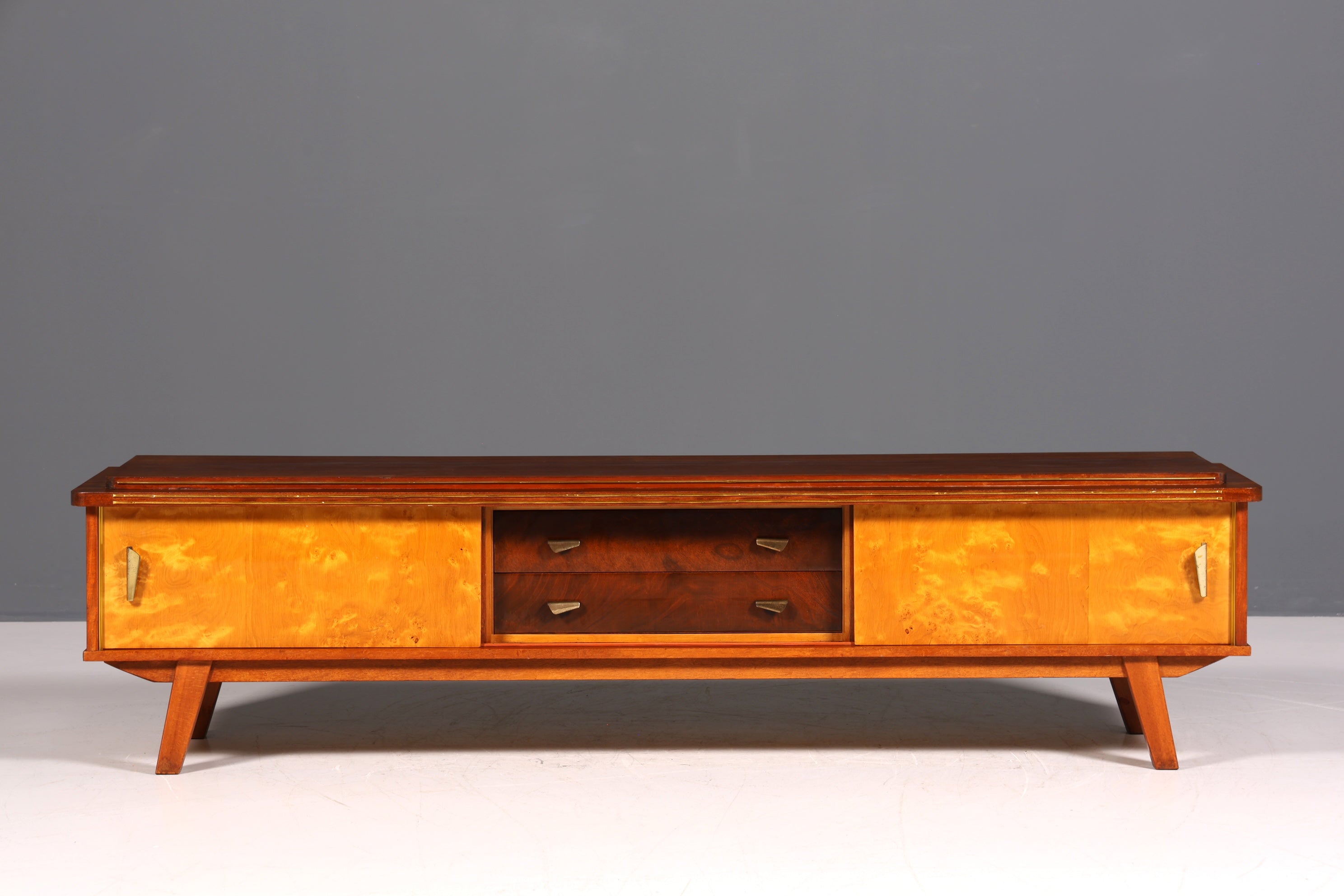 Buffet style années 50, meuble TV vintage, armoire à portes coulissantes années 60, planche à roulettes, planche basse rétro