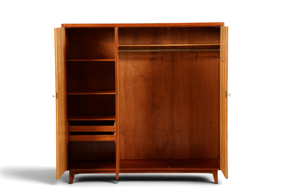 Hauptstadt Möblerei XL Mid Century Kleiderschrank aus Massivholz mit offenen Türen, Regalfächern und Kleiderstange