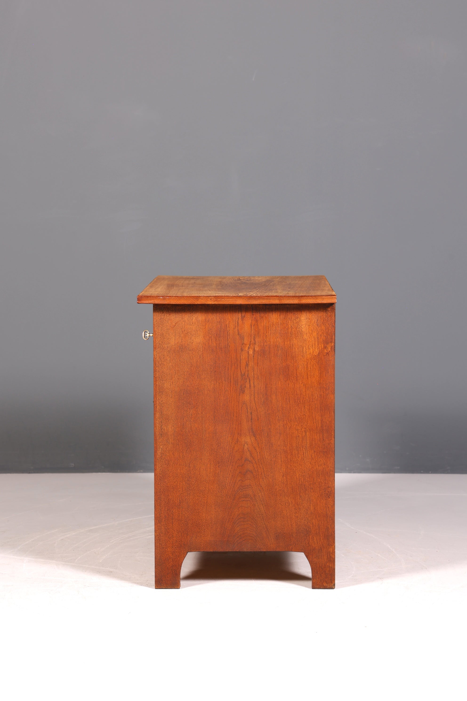 Commode Art Nouveau onirique vers 1910, buffet ancien, coffre à linge