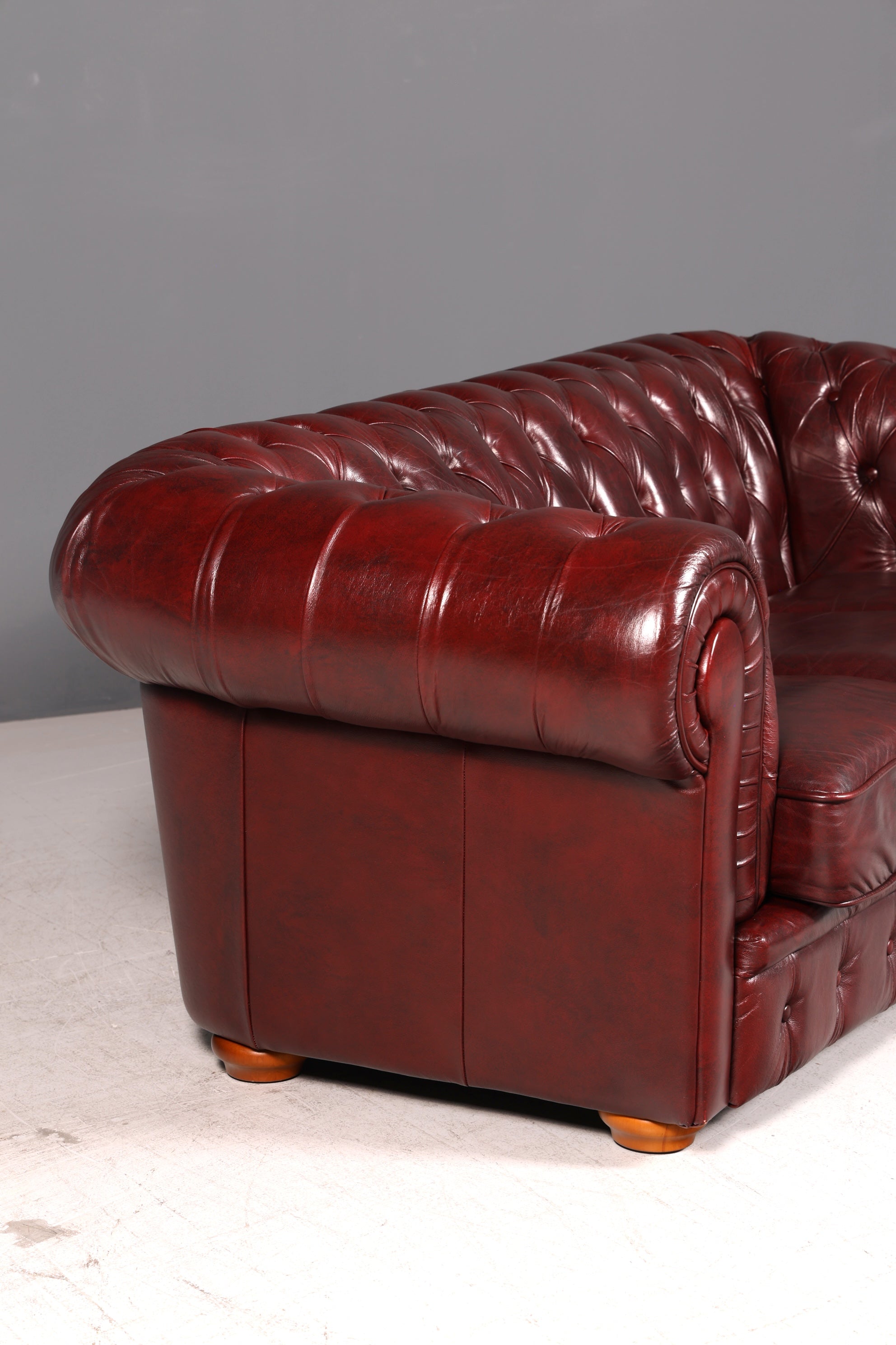 Wunderschönes Original Chesterfield Sofa 3-Sitzer Echtleder Oxblood Couch Englisch Ledersofa Vintage