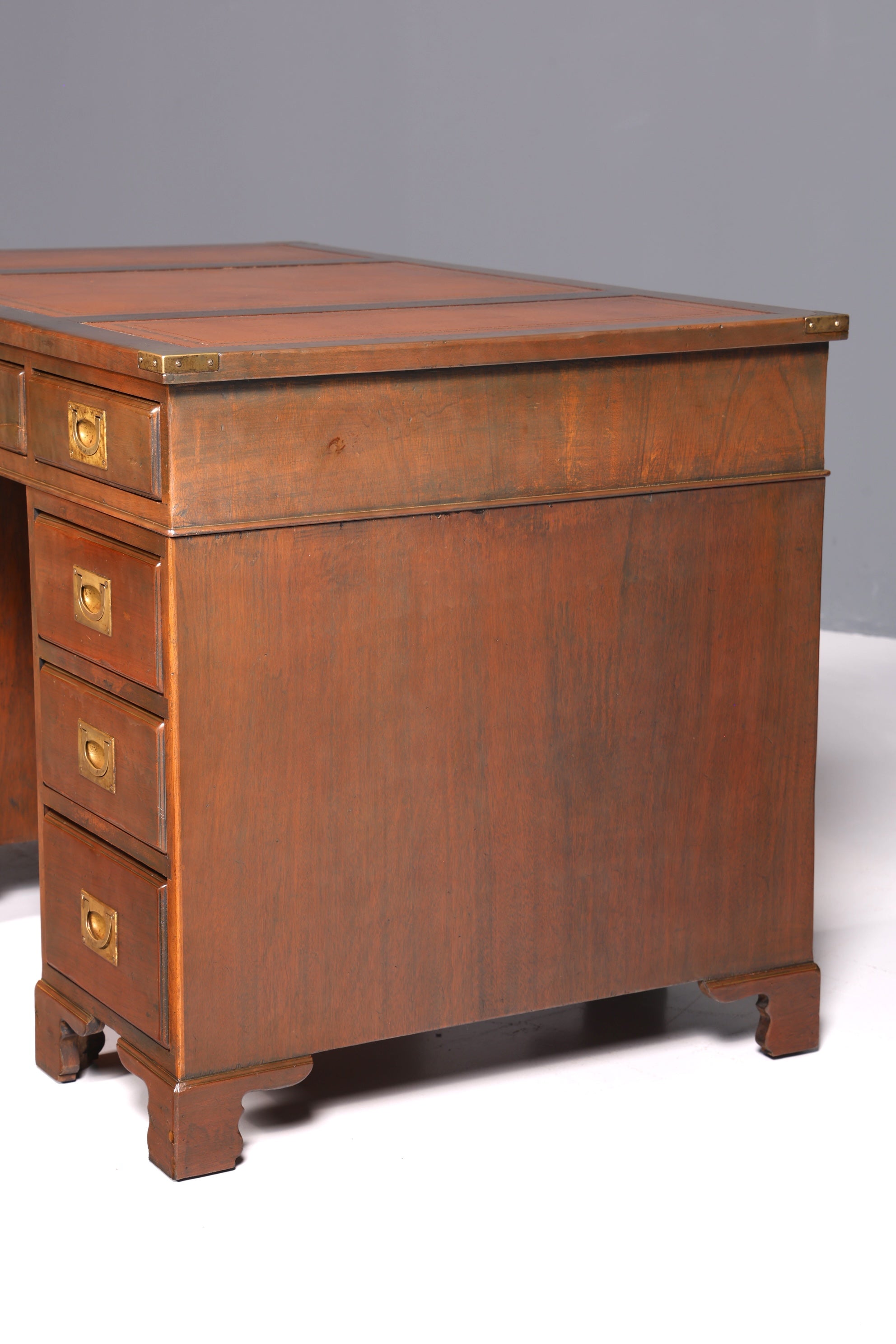 Bureau maritime onirique, bureau militaire anglais, table de bureau avec plateau en cuir véritable