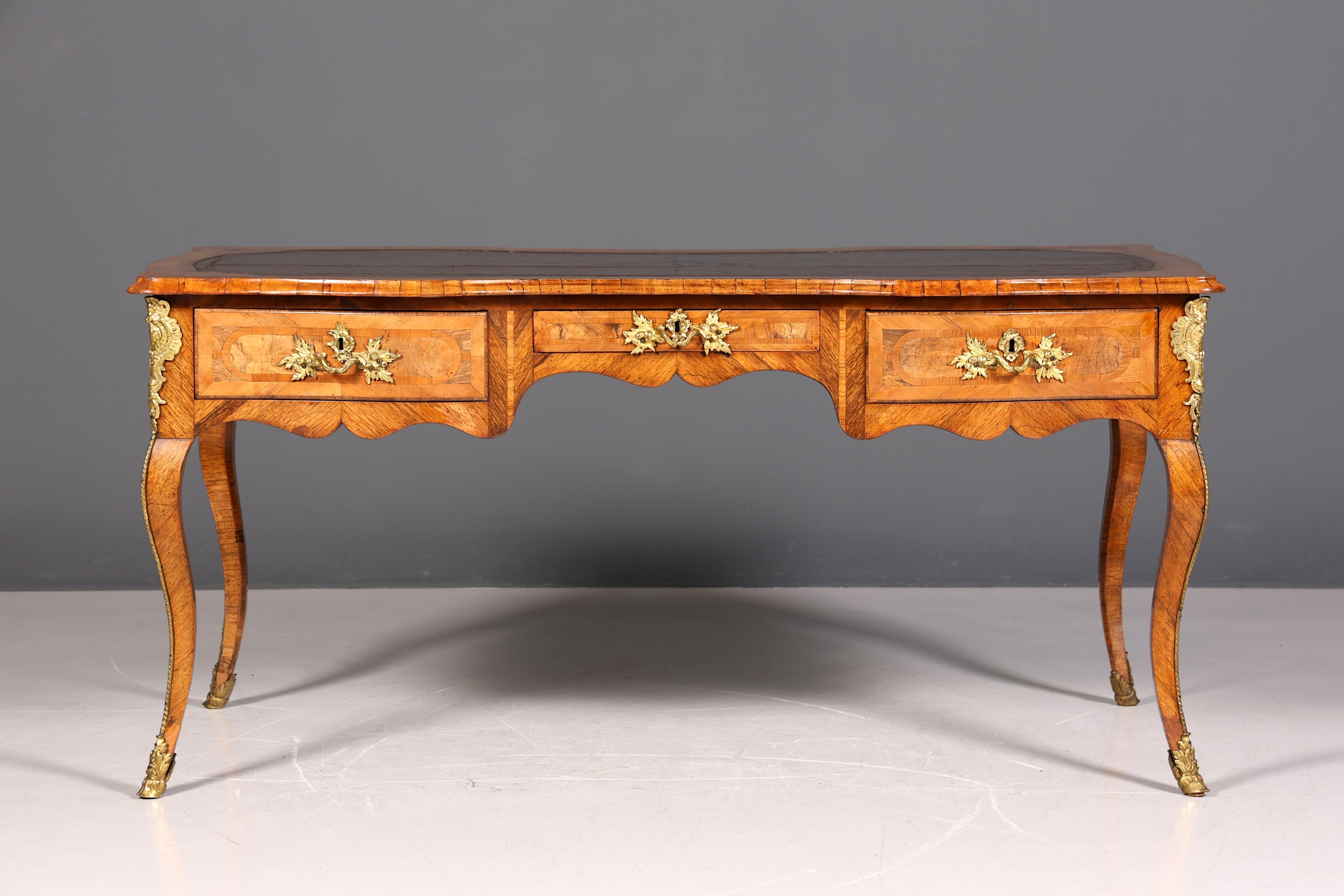 Bureau Louis XV original et majestueux de 1780, bureau plat français en cuir véritable, bureau de bureau ancien