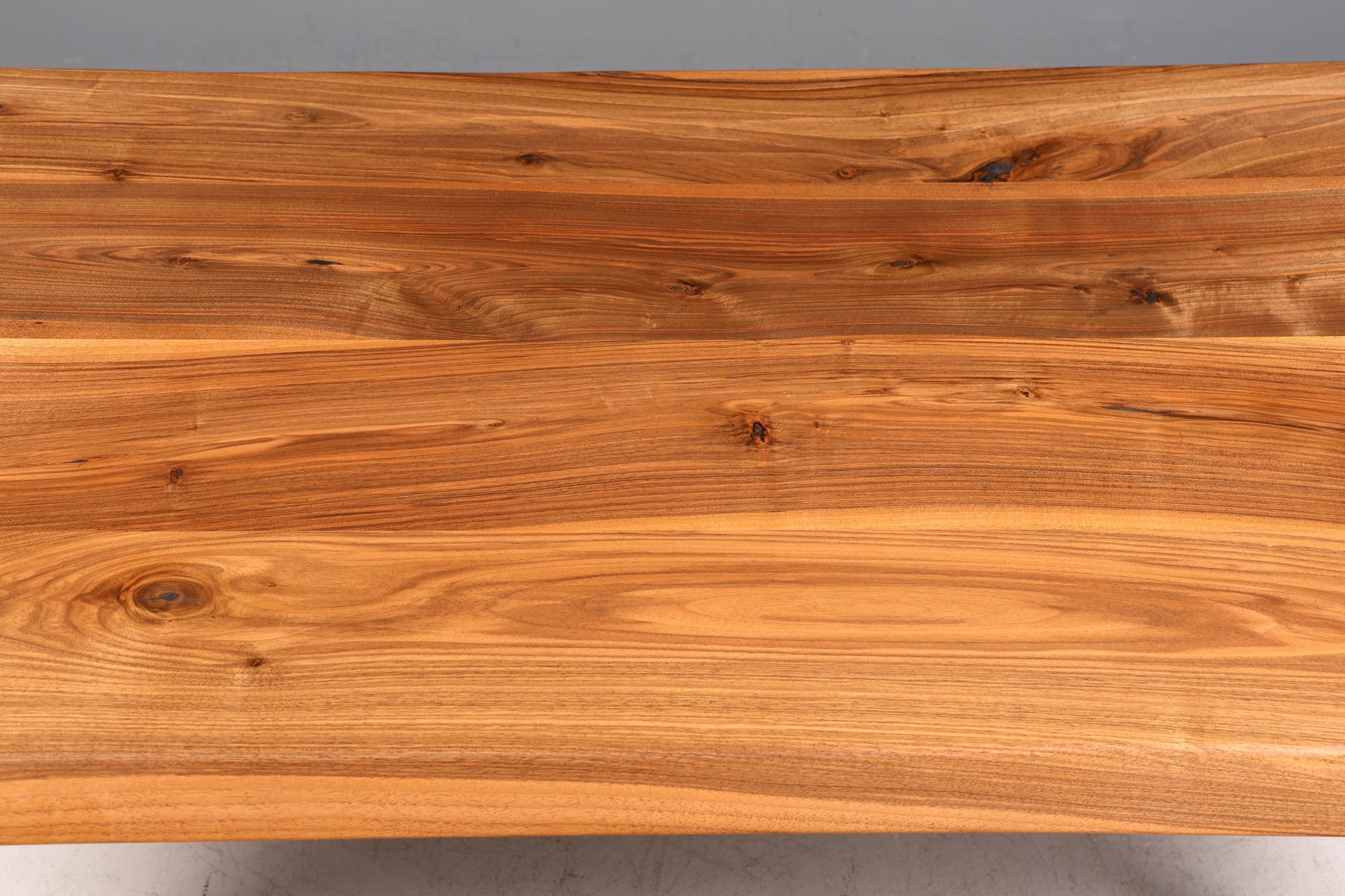 Belle table en noyer massif, plateau à bords naturels, 240 cm x 95 cm, idéale pour la salle à manger ou la cuisine.