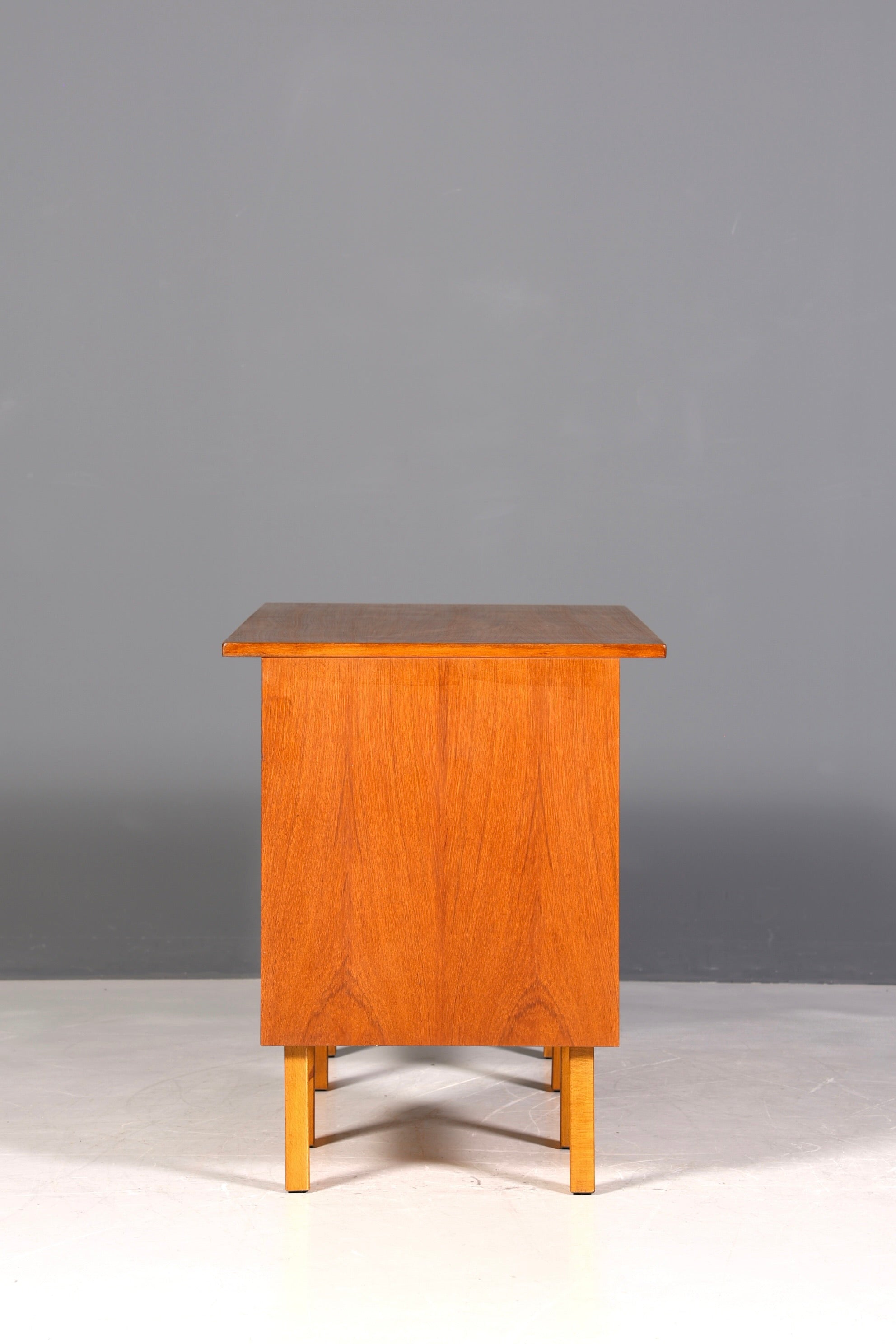 Magnifique bureau vintage de style danois, design des années 50, en bois de teck.