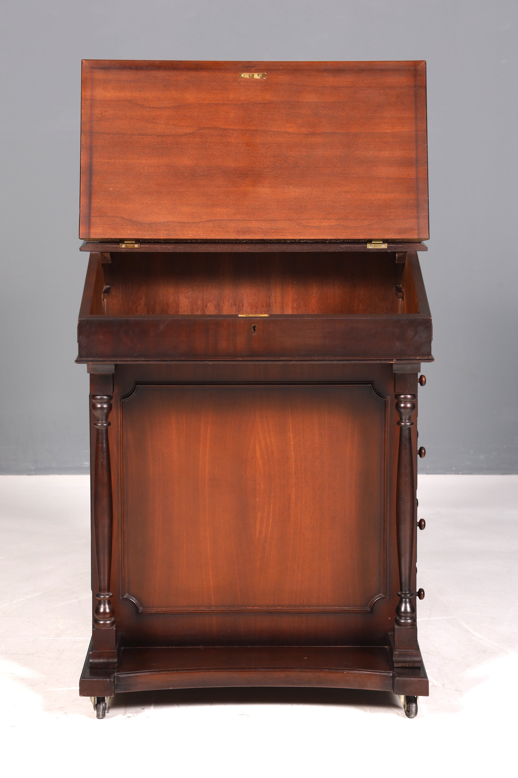 Magnifique bureau anglais Davenport, secrétaire avec plateau en cuir et commode.